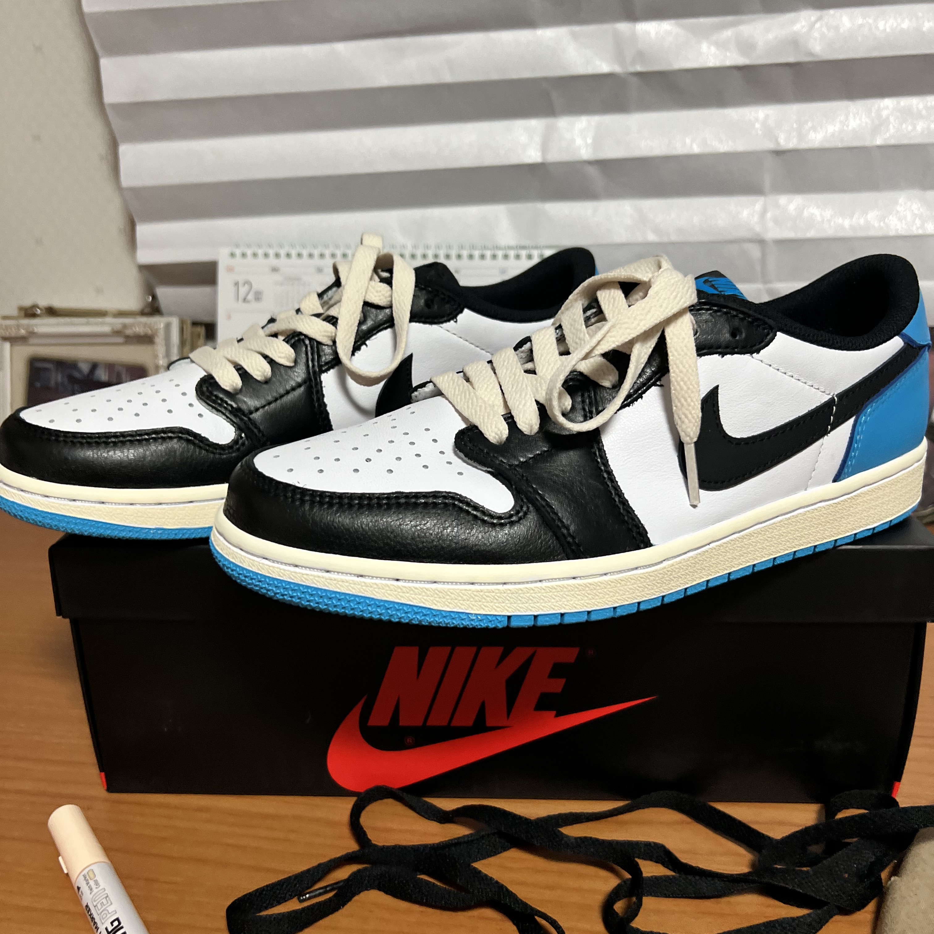 Jordan 1 Retro Low OG Black and Dark Powder Blue 착용 스타일 - 3