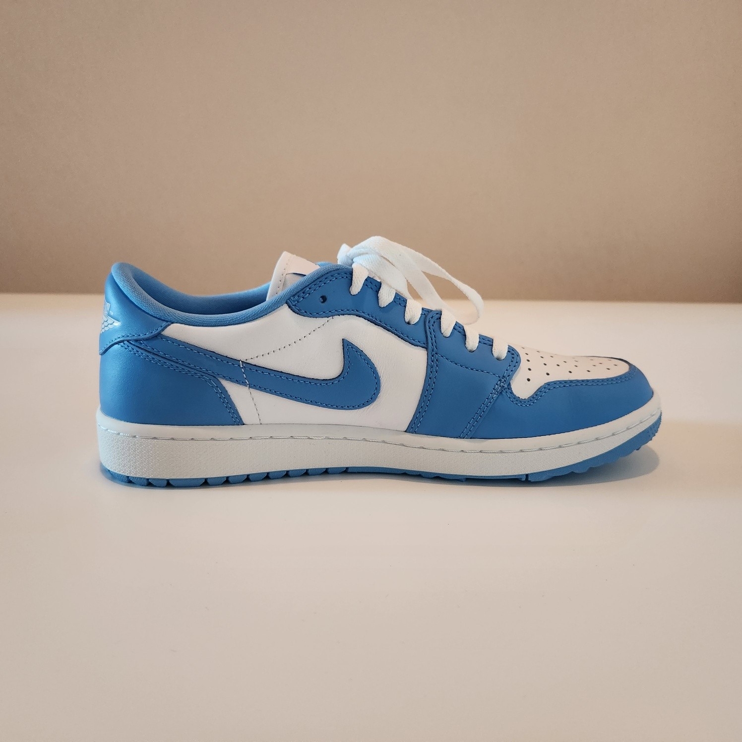 Jordan 1 Low Golf White and University Blue 착용 스타일 - 3