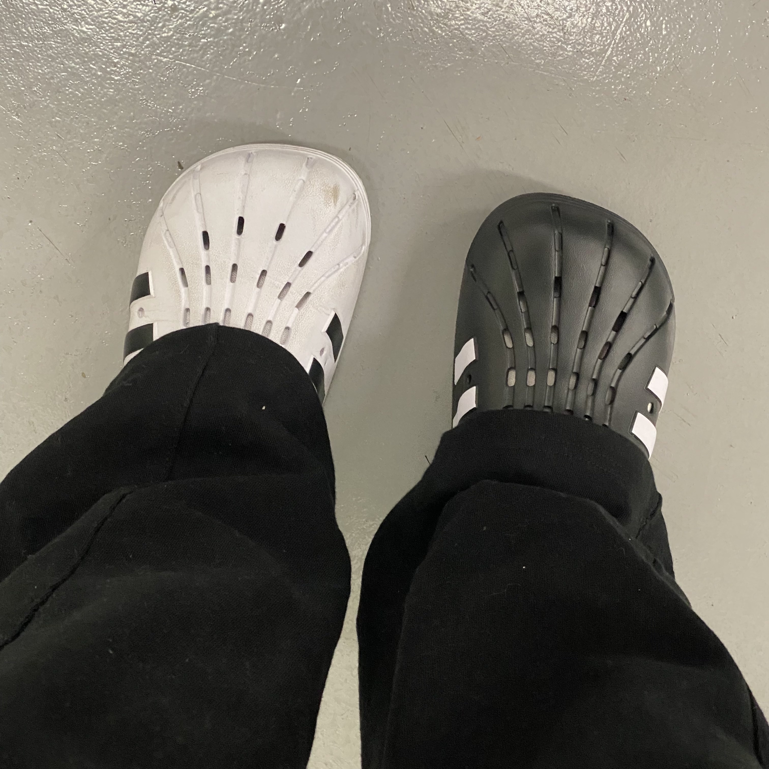 Adidas Adilette Clog Black White, Adidas Adilette Clog White Black 착용 스타일 - 1