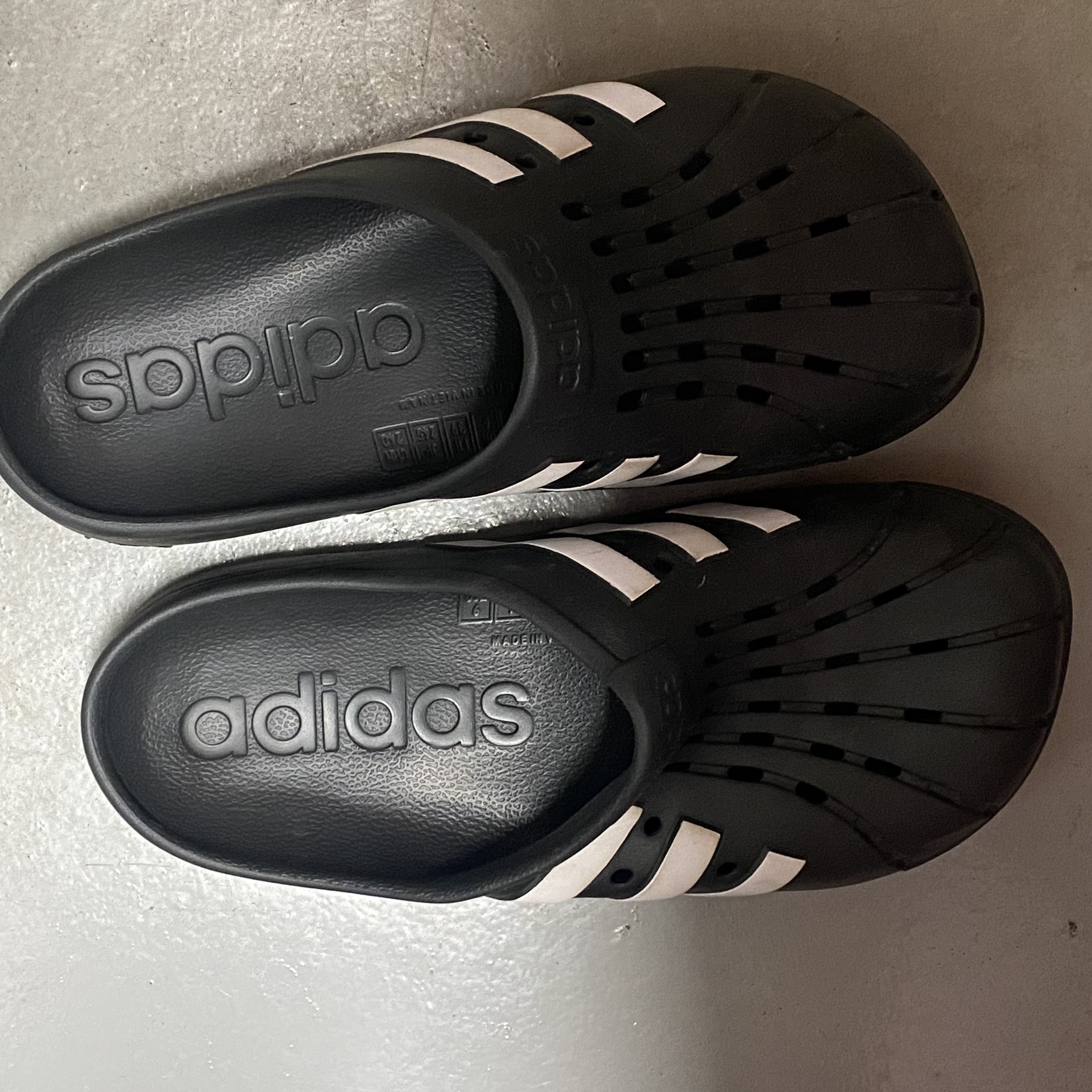 Adidas Adilette Clog Black White, Adidas Adilette Clog White Black 착용 스타일 - 2