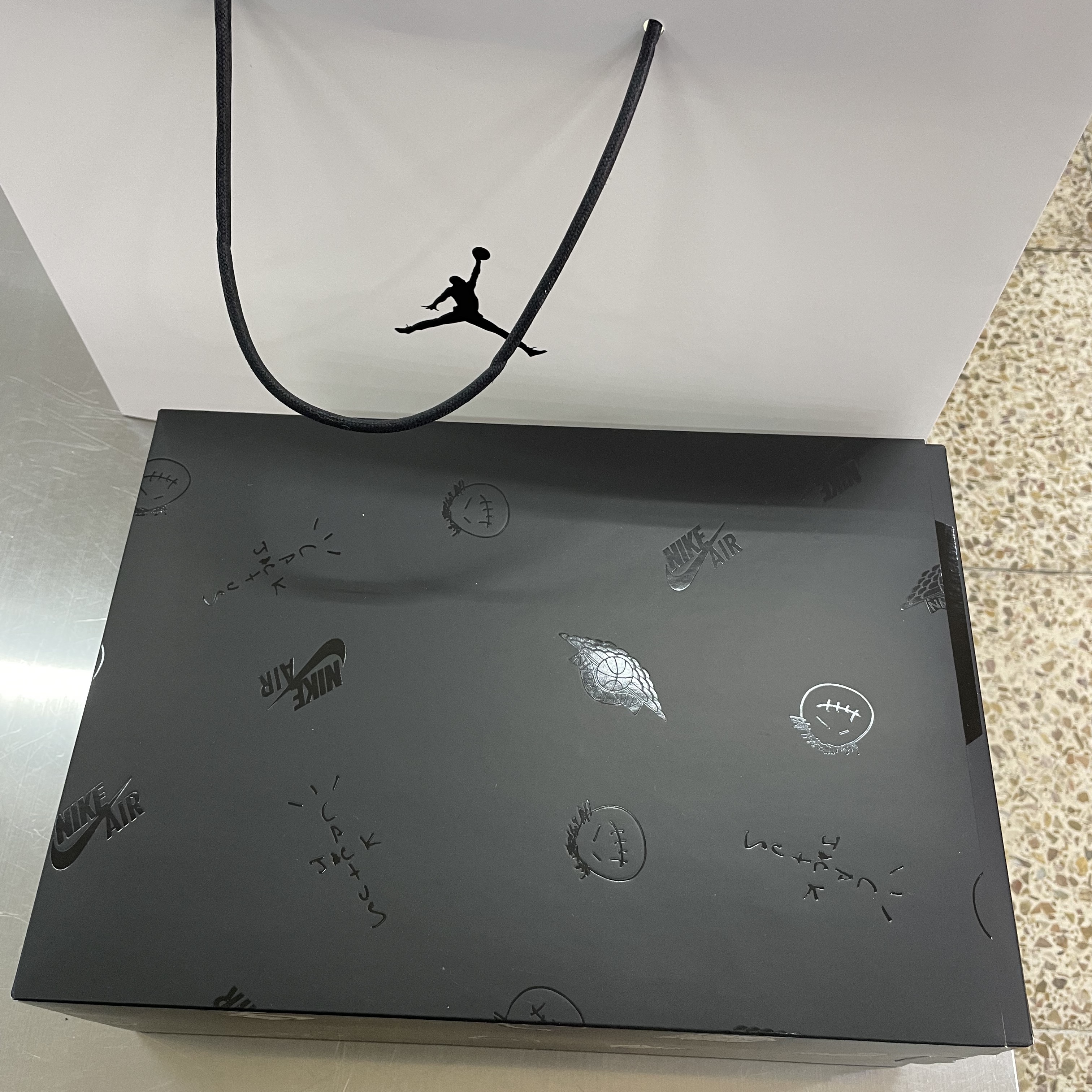 Jordan 1 x Travis Scott Retro Low OG SP Black Phantom 착용 스타일 - 1