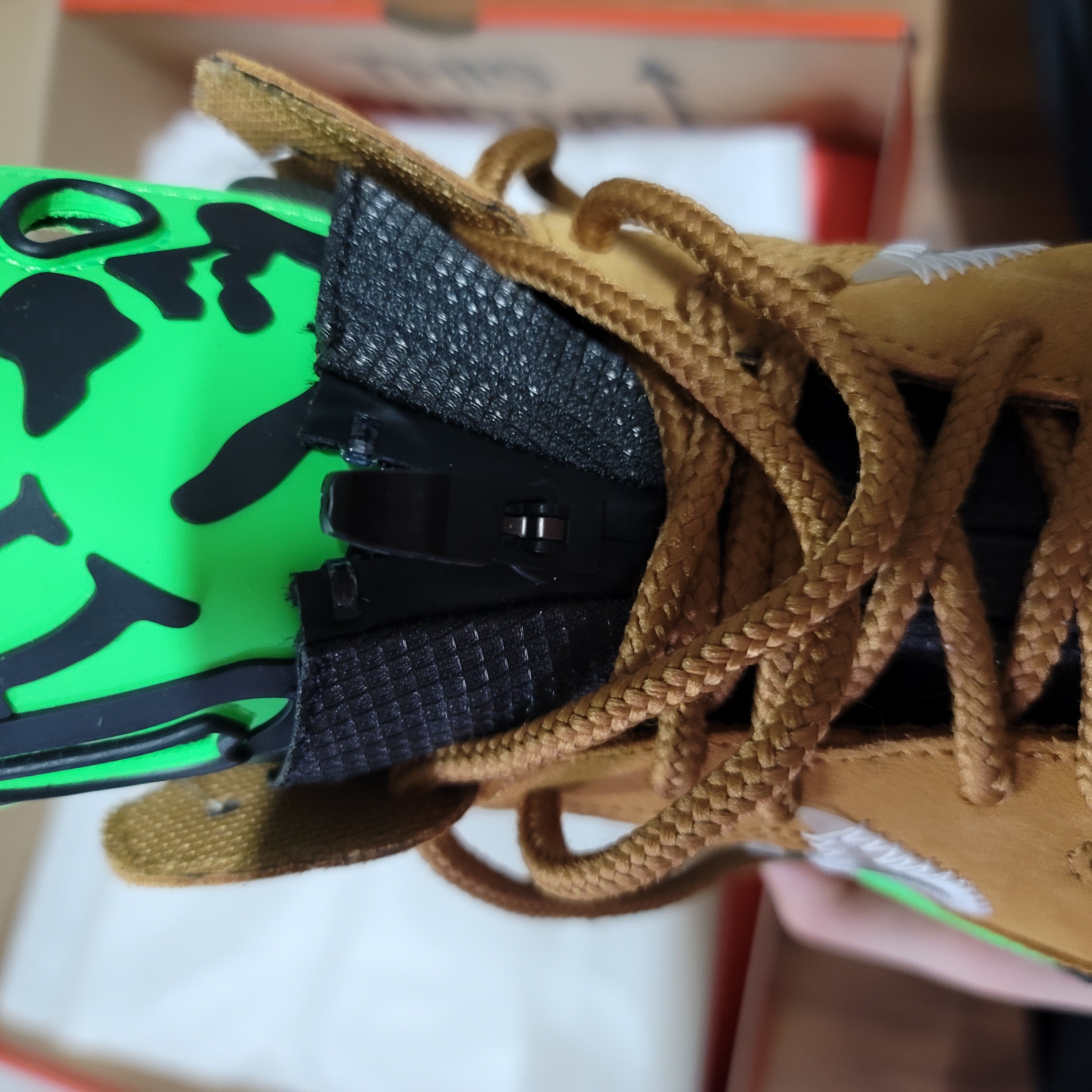 Nike x Off-White Terra Forma Wheat and Green Strike 착용 스타일 - 3