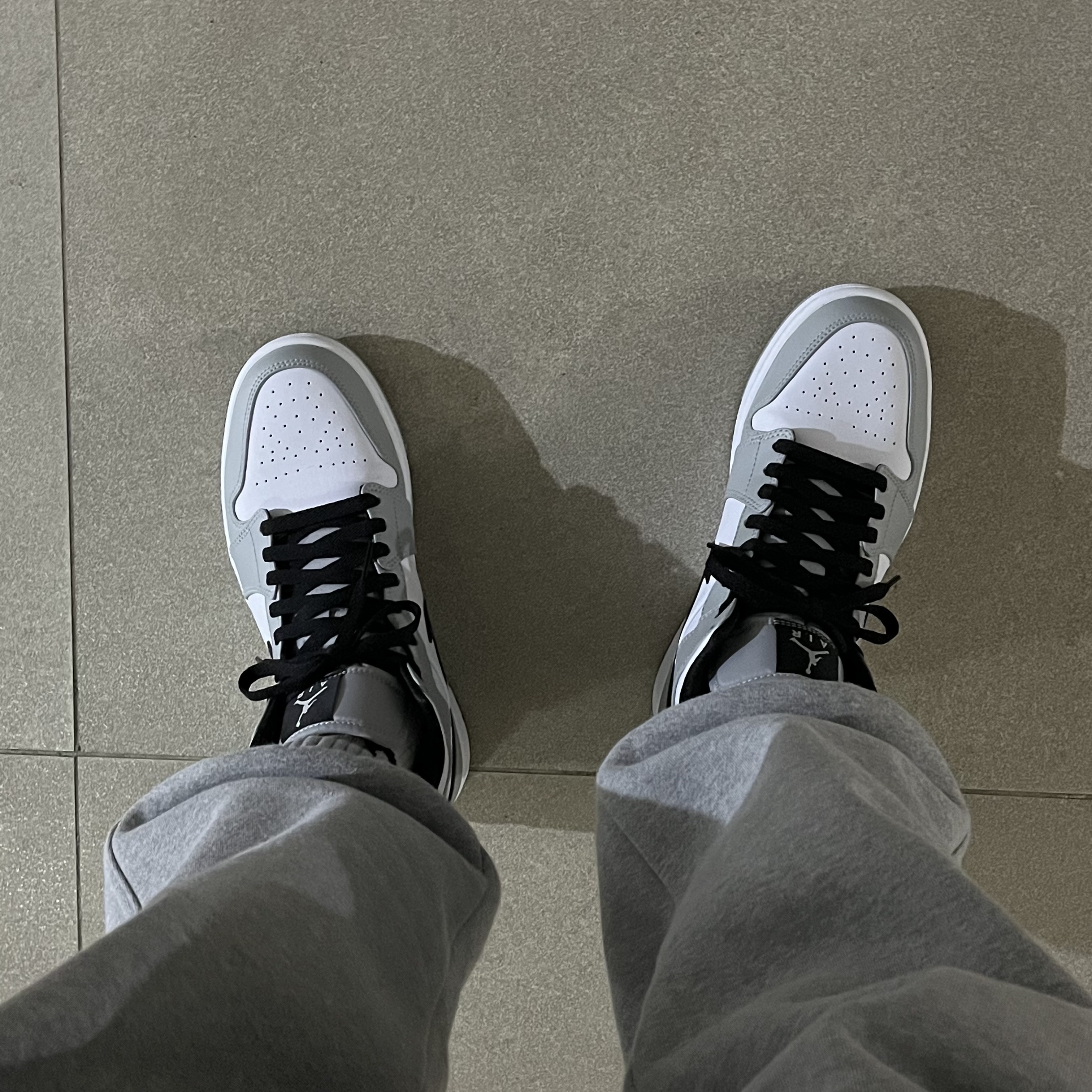Jordan 1 Mid Light Smoke Grey 착용 스타일