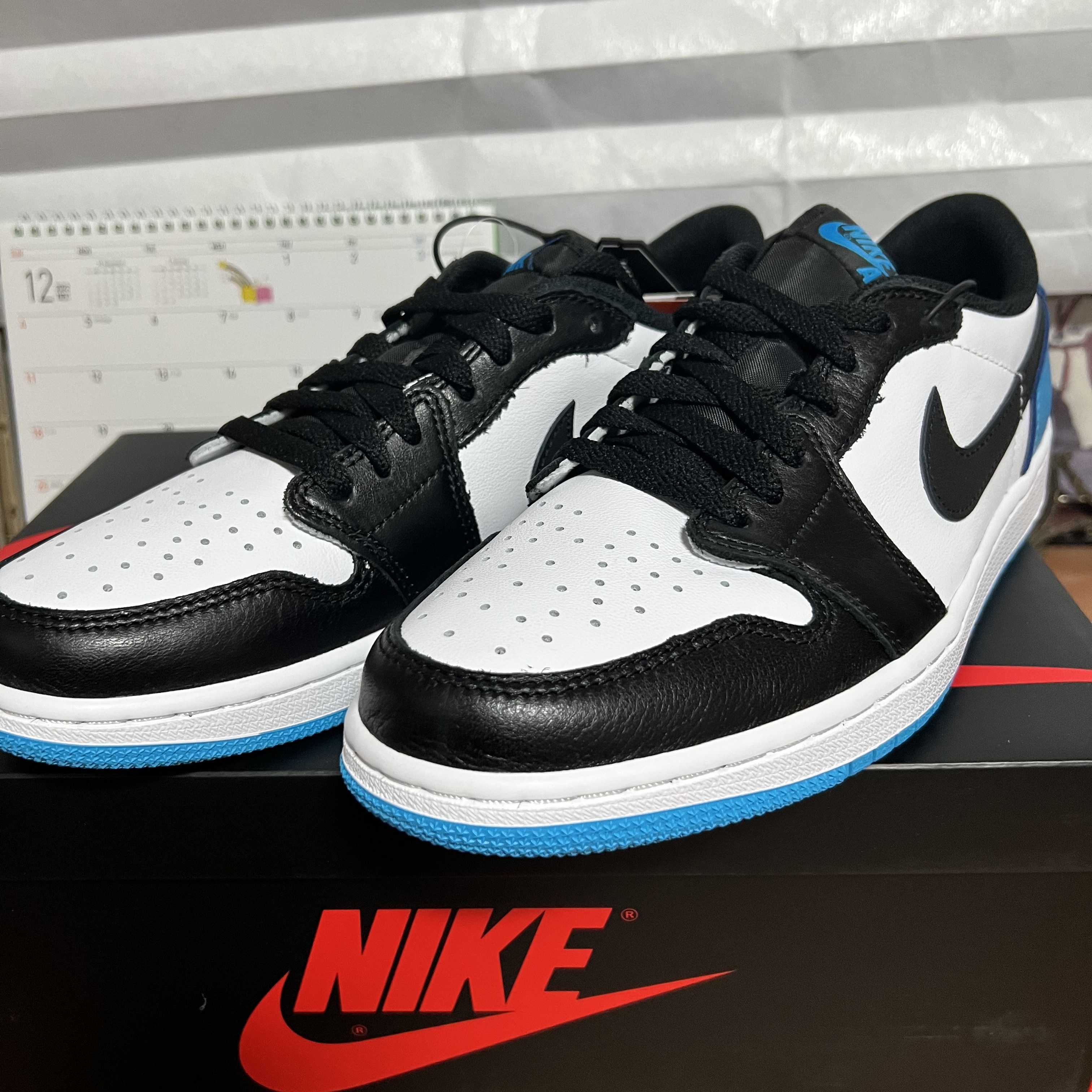 Jordan 1 Retro Low OG Black and Dark Powder Blue 착용 스타일 - 2