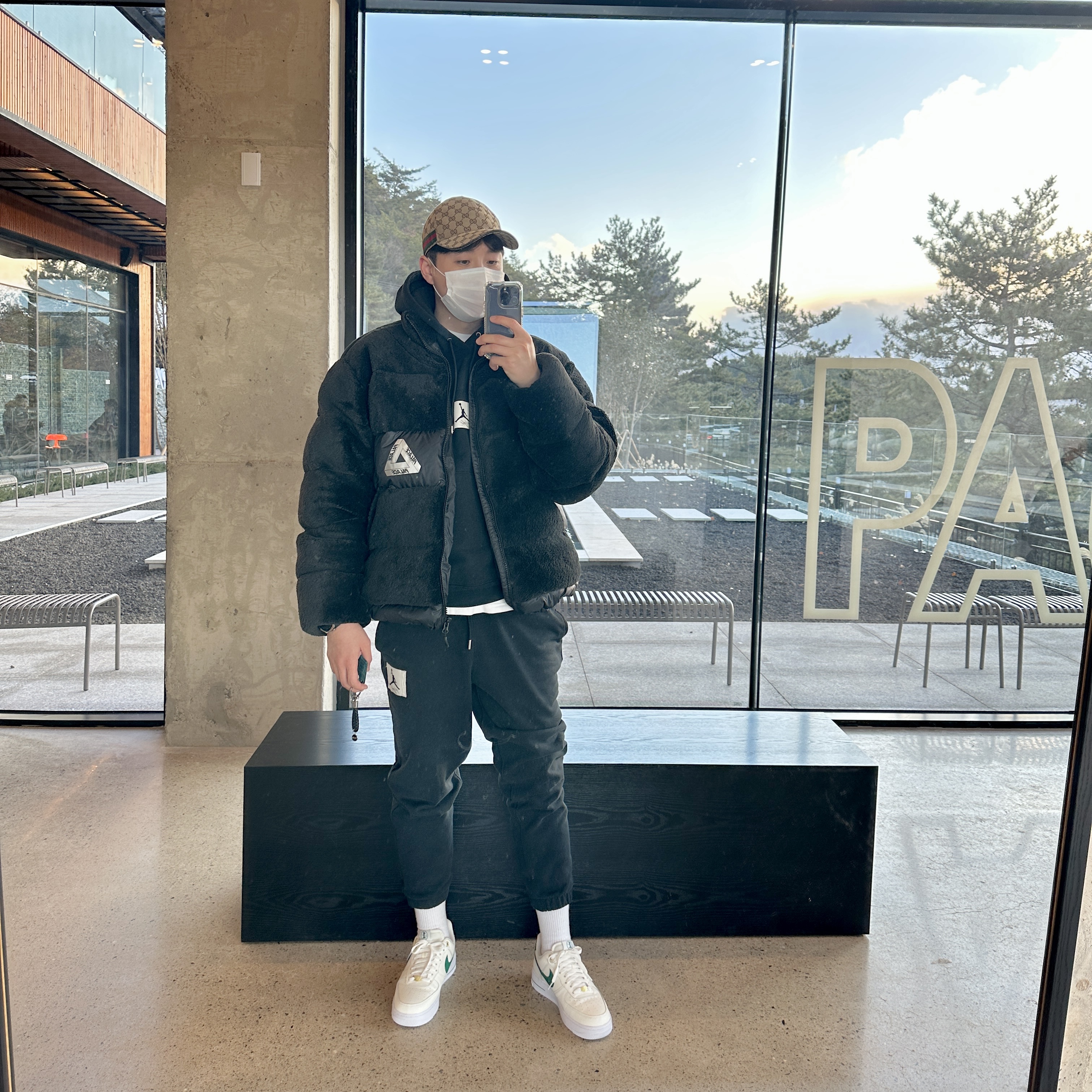 Palace Polartec High Loft Puffa Black - 22FW, Nike Air Force 1 '07 LV8 40th Anniversary Join Forces Sail Malachite 착용 스타일