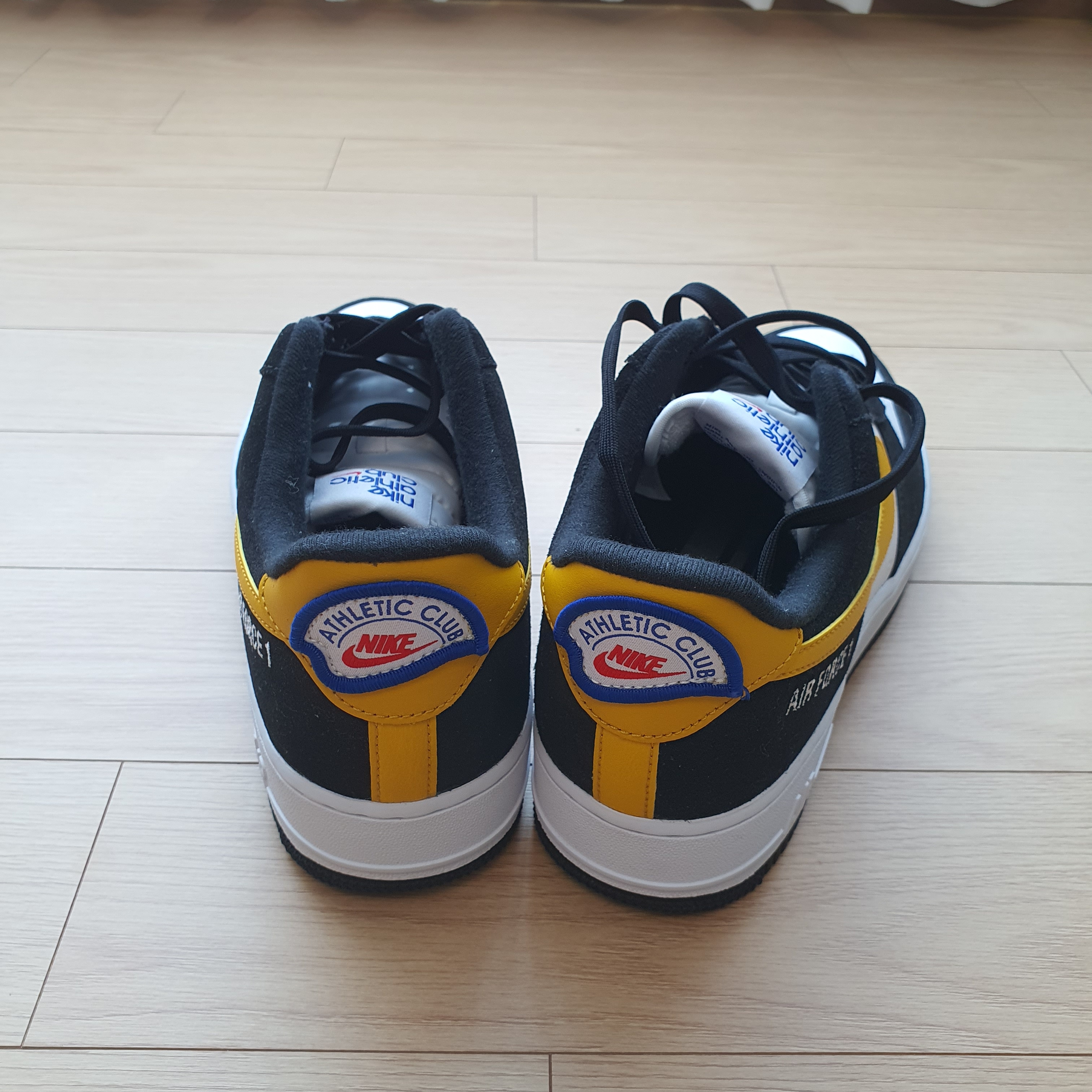 Nike Air Force 1 '07 LV8 Athletic Club Black Dark Sulfur 착용 스타일 - 3