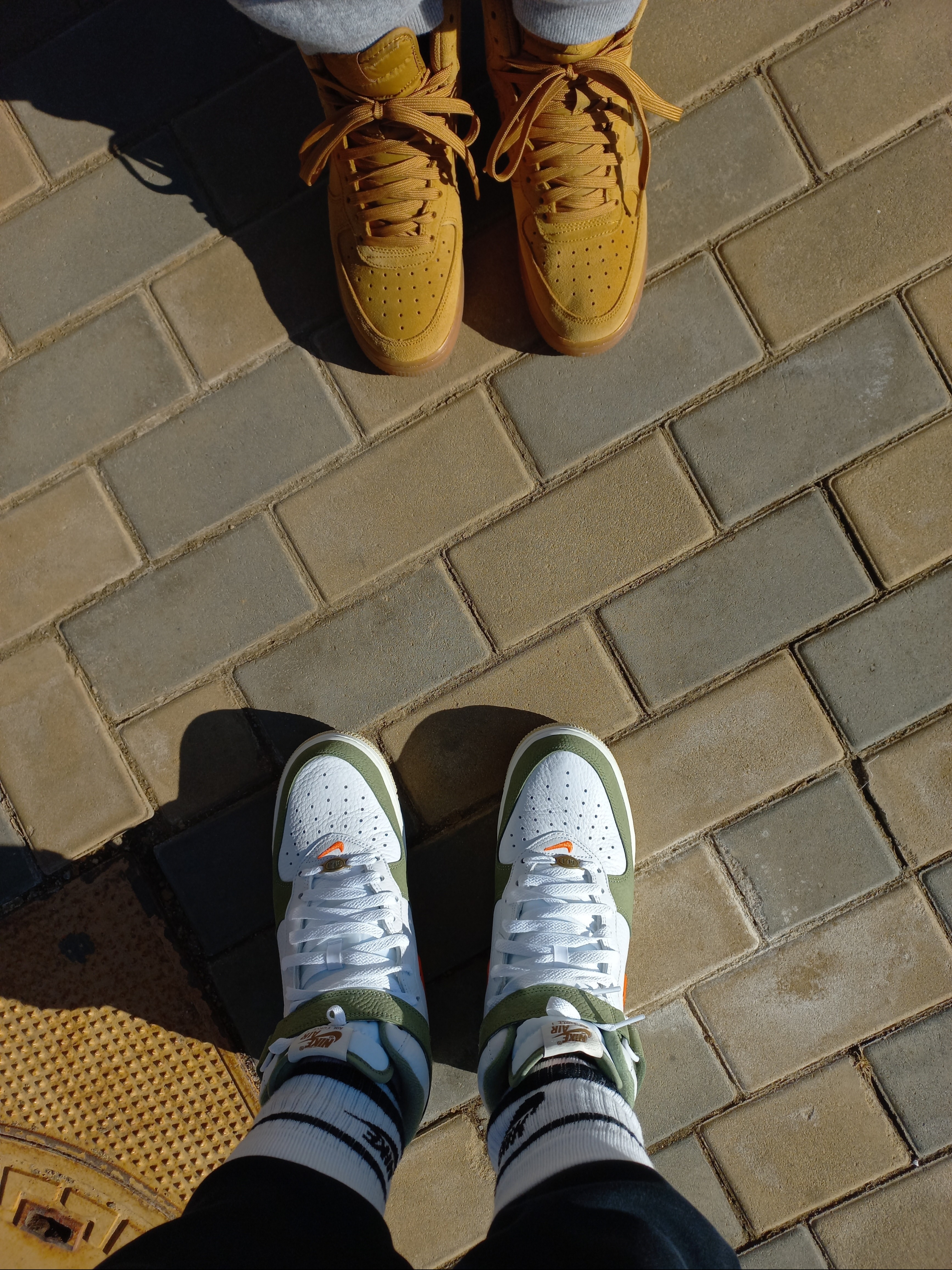 Nike Air Force 1 Mid '07 QS Olive Green and Total Orange, (GS) Nike Air Force 1 High LV8 3 Wheat 착용 스타일 - 1