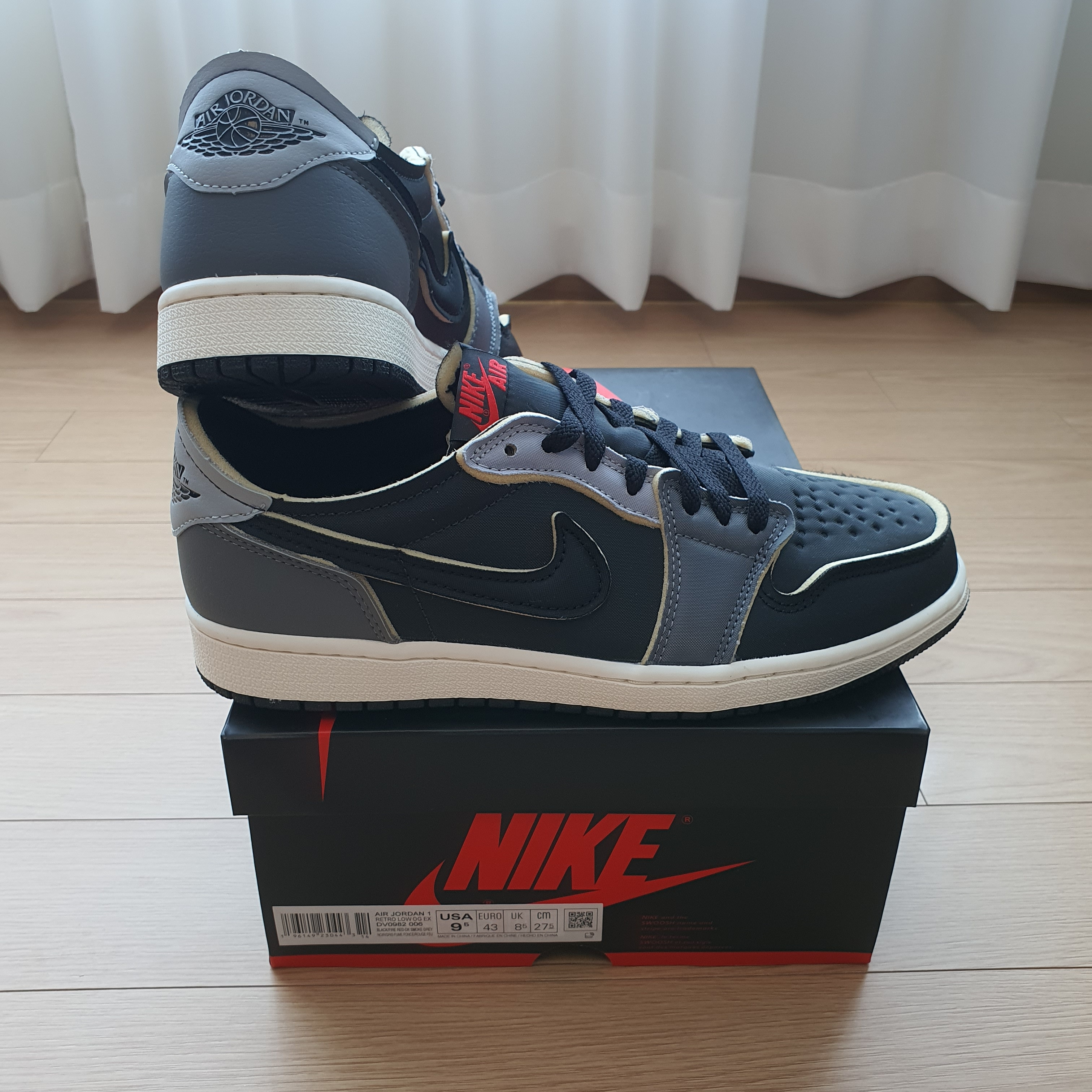 Jordan 1 Retro Low OG EX Black and Smoke Grey 착용 스타일 - 1