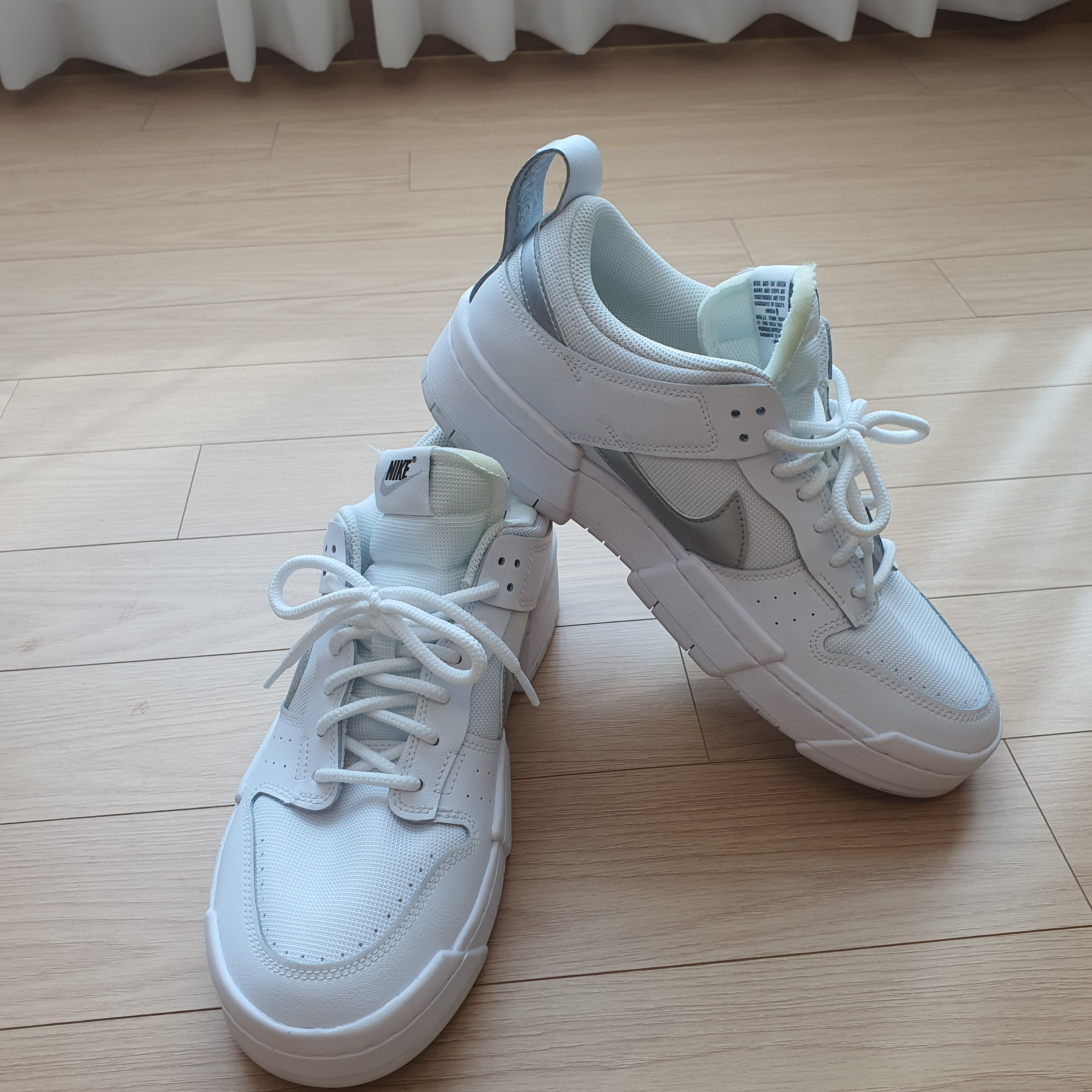 (W) Nike Dunk Low Disrupt White Metallic Silver 착용 스타일 - 2