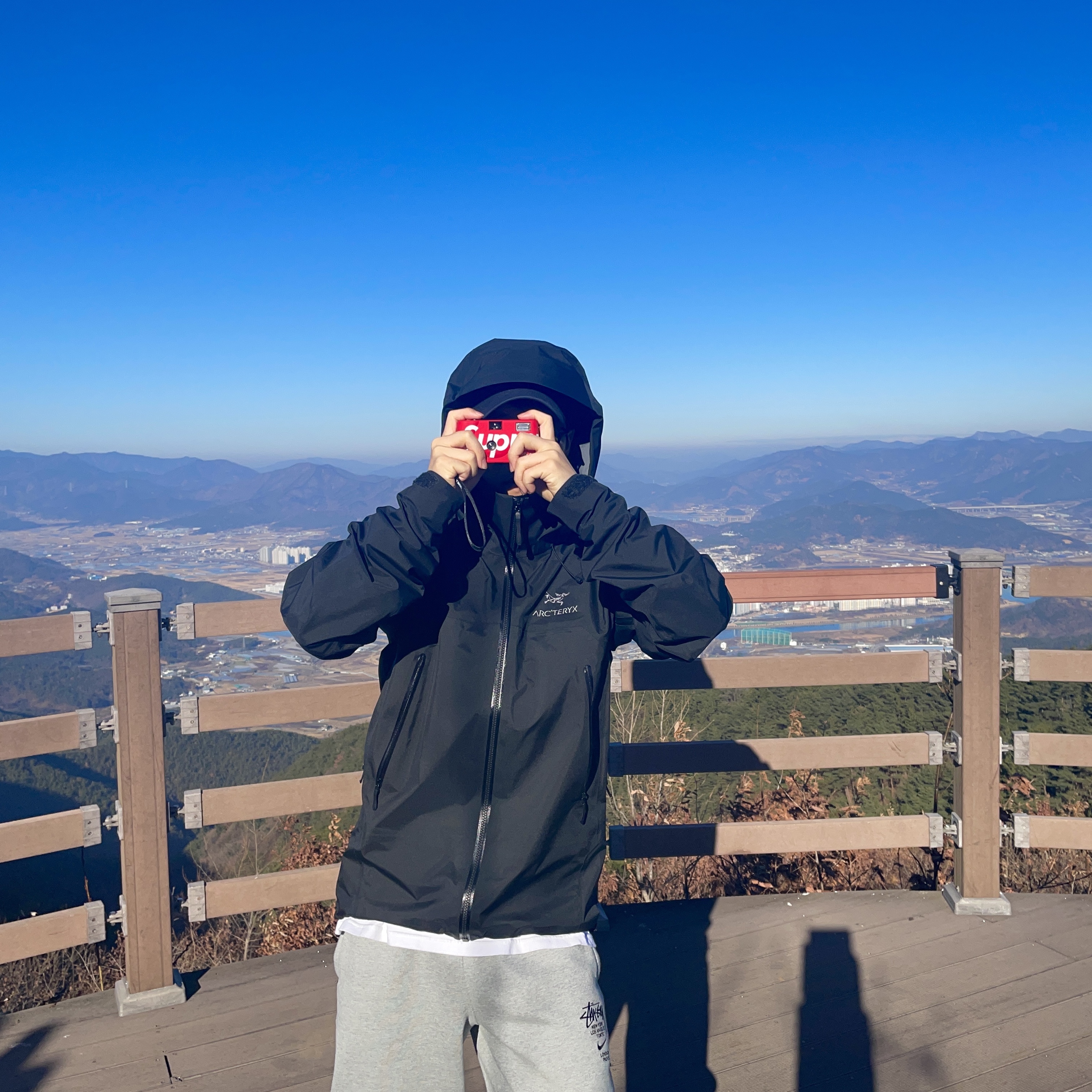 Supreme Yashica MF-1 Camera Red - 21SS, Arc'teryx Beta AR Jacket Black 착용 스타일 - 2