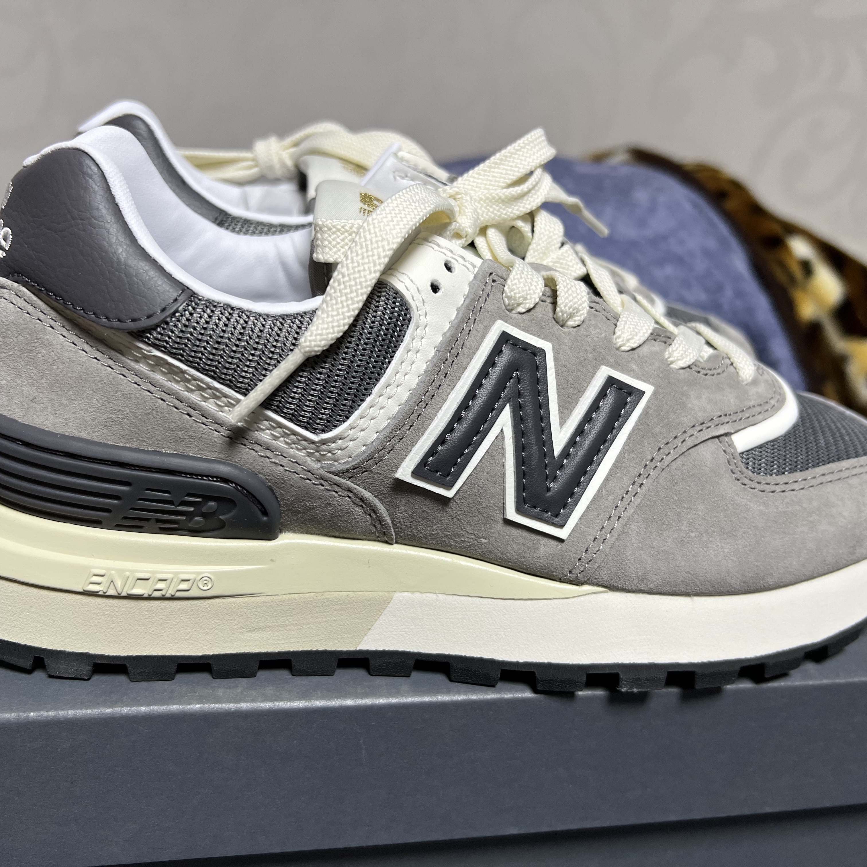New Balance 574 Legacy Grey 착용 스타일 - 2