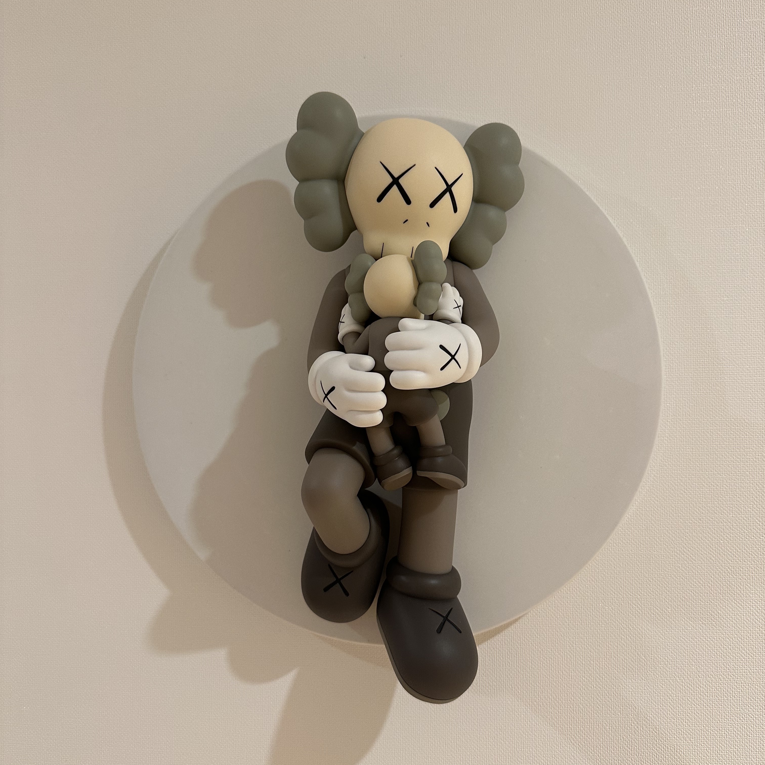Kaws Holiday Singapore Vinyl Figure Brown 착용 스타일
