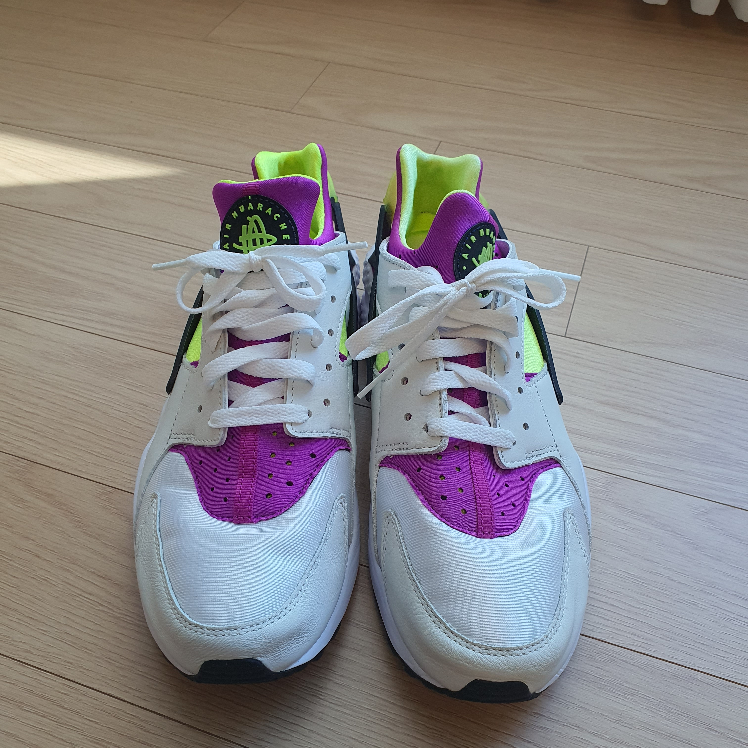 Nike Air Huarache Run Neon Magenta 착용 스타일 - 2