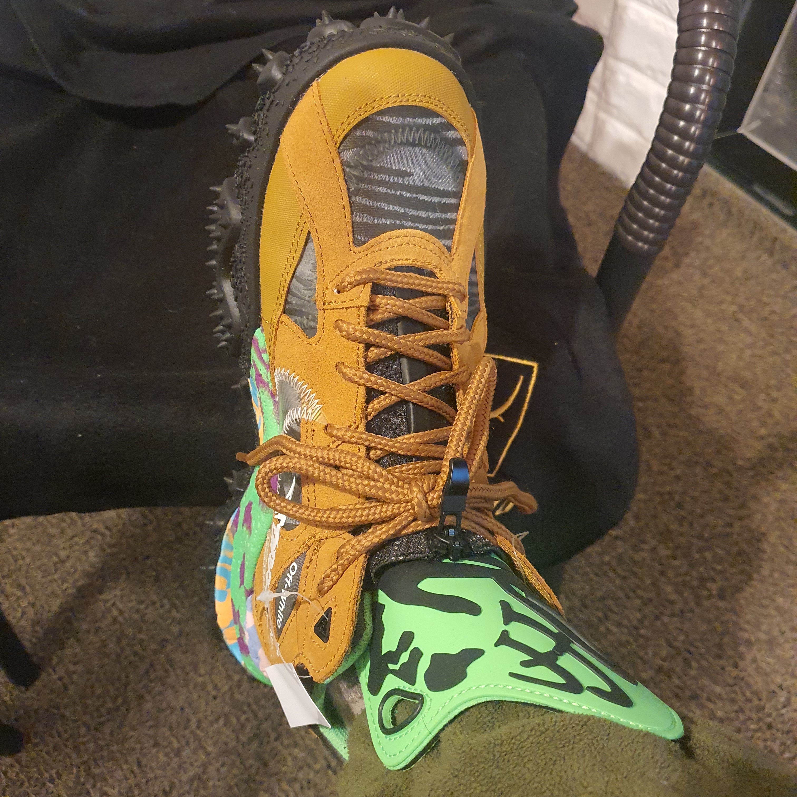 Nike x Off-White Terra Forma Wheat and Green Strike 착용 스타일 - 3