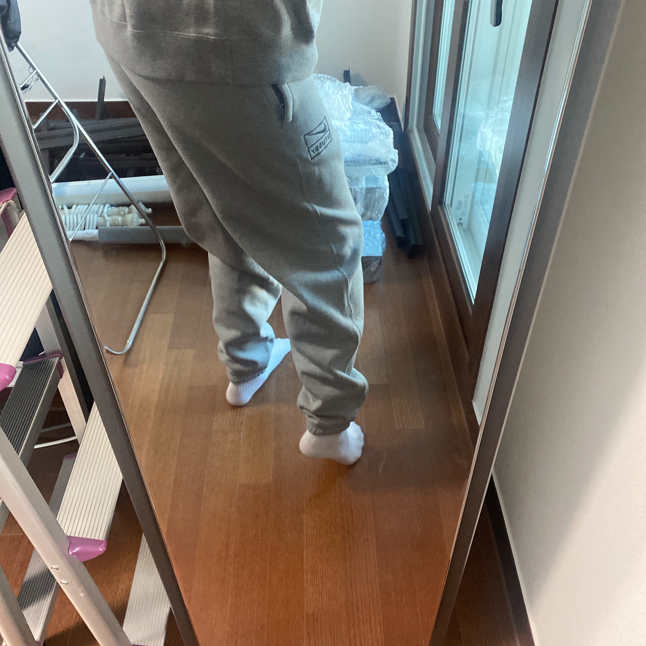 Nike x Stussy NRG RA Pullover Hoodie Dark Grey Heather (DJ9488-063), Nike x Stussy NRG RA Fleece Pants Dark Grey Heather (DJ9490-063) 착용 스타일 - 3