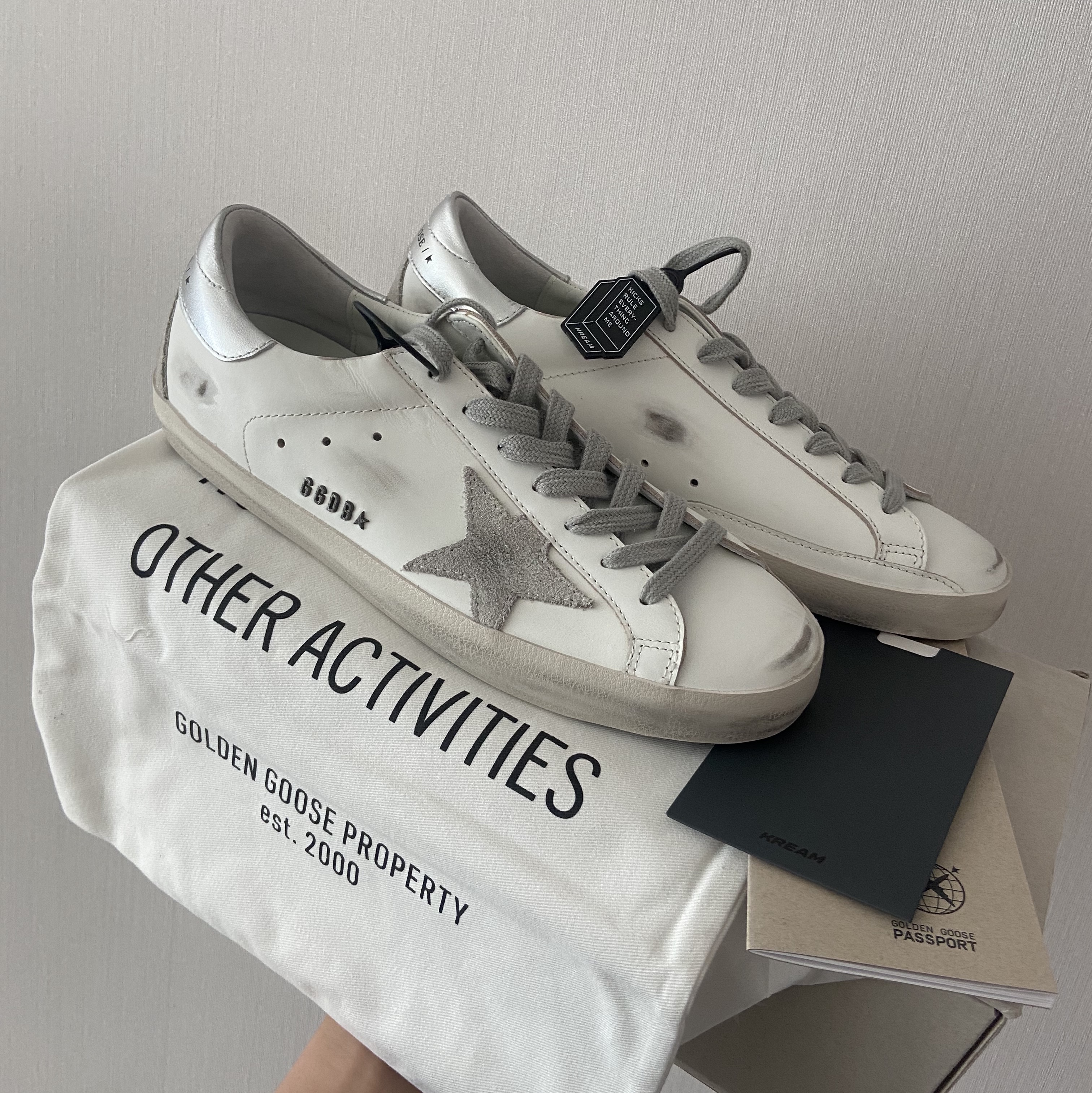 Golden Goose Superstar White Silver Heel Tab Sneakers 착용 스타일