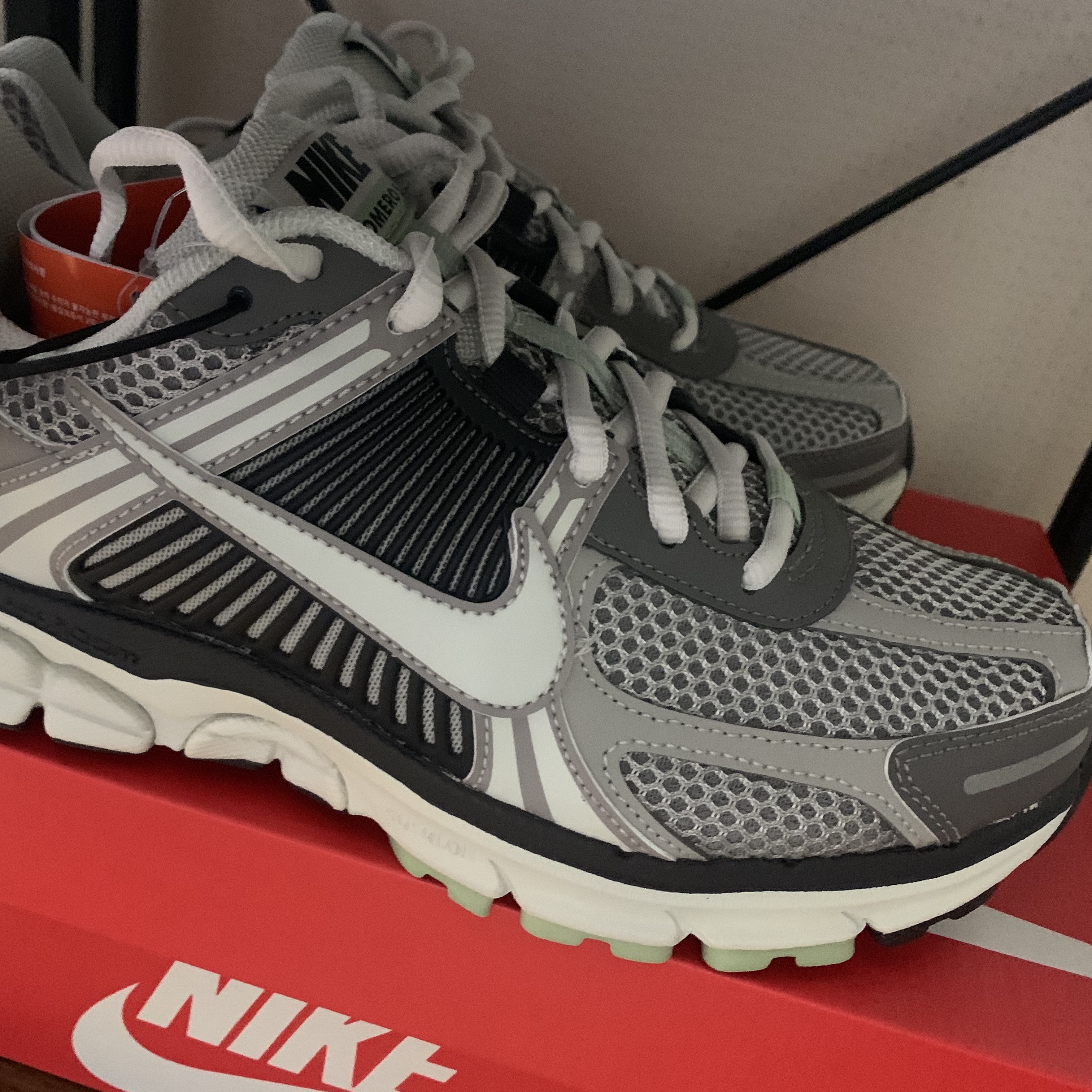 (W) Nike Zoom Vomero 5 Cobblestone and Flat Pewter 착용 스타일