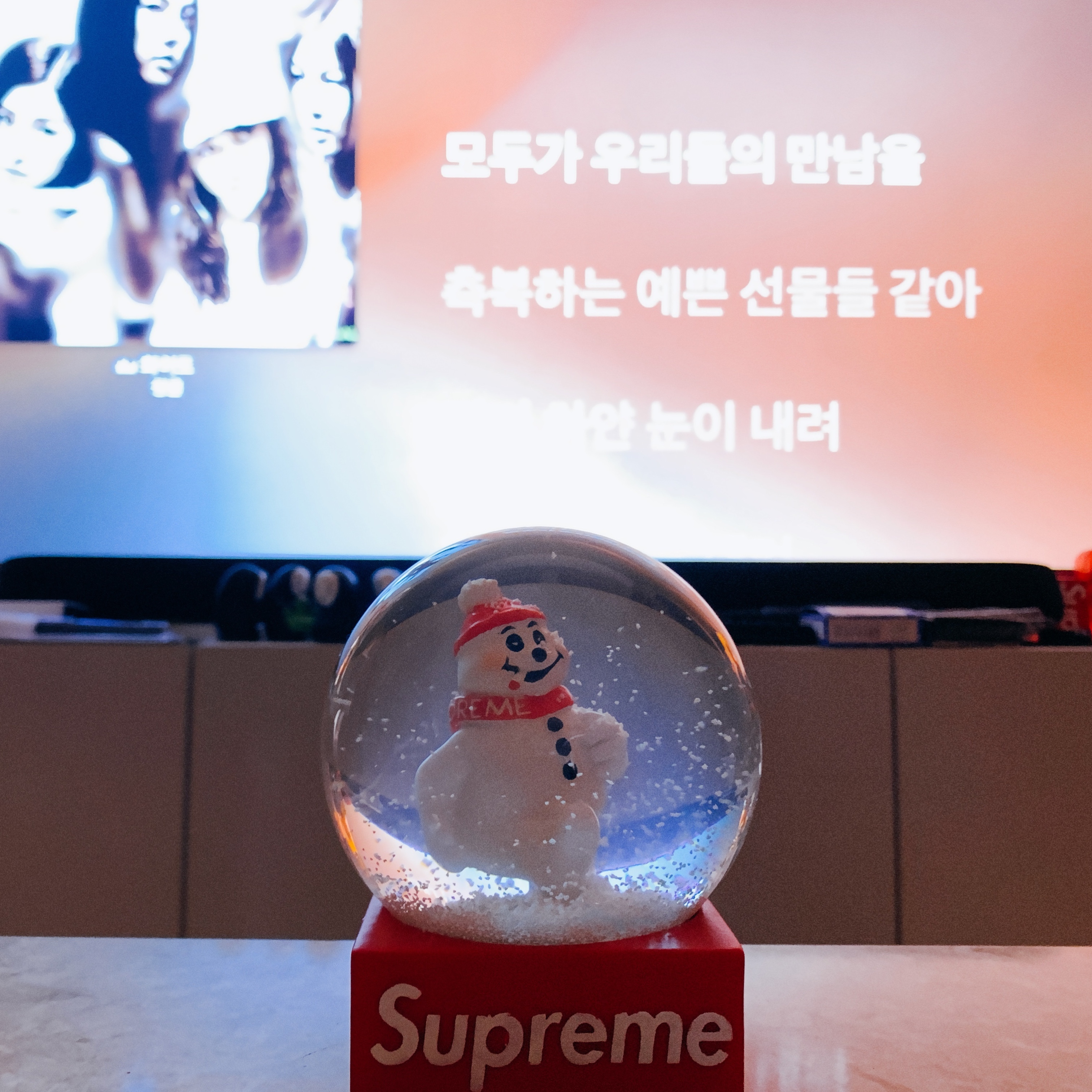 Supreme Snowman Snowglobe Red 착용 스타일