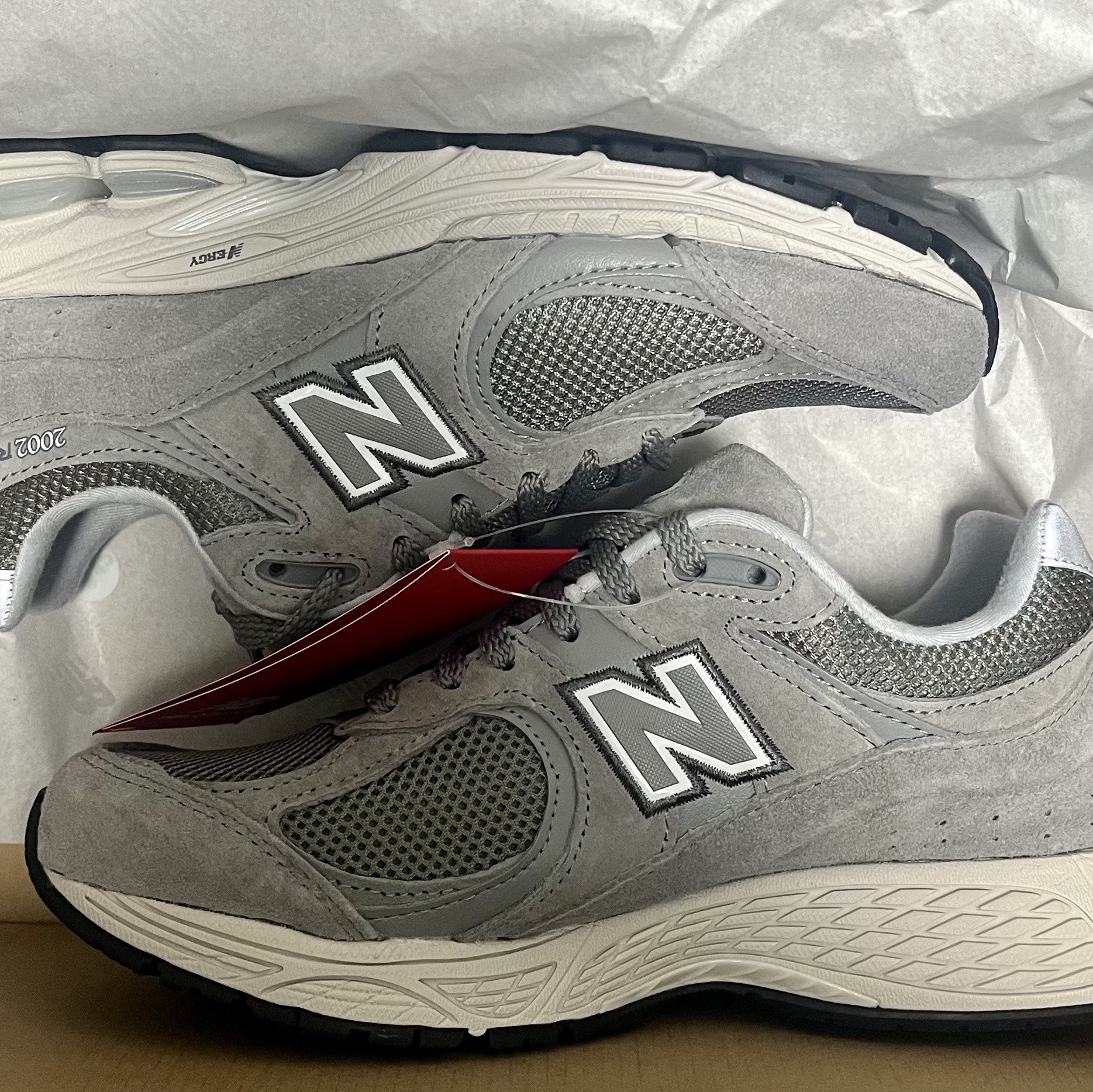 New Balance 2002R Grey 착용 스타일