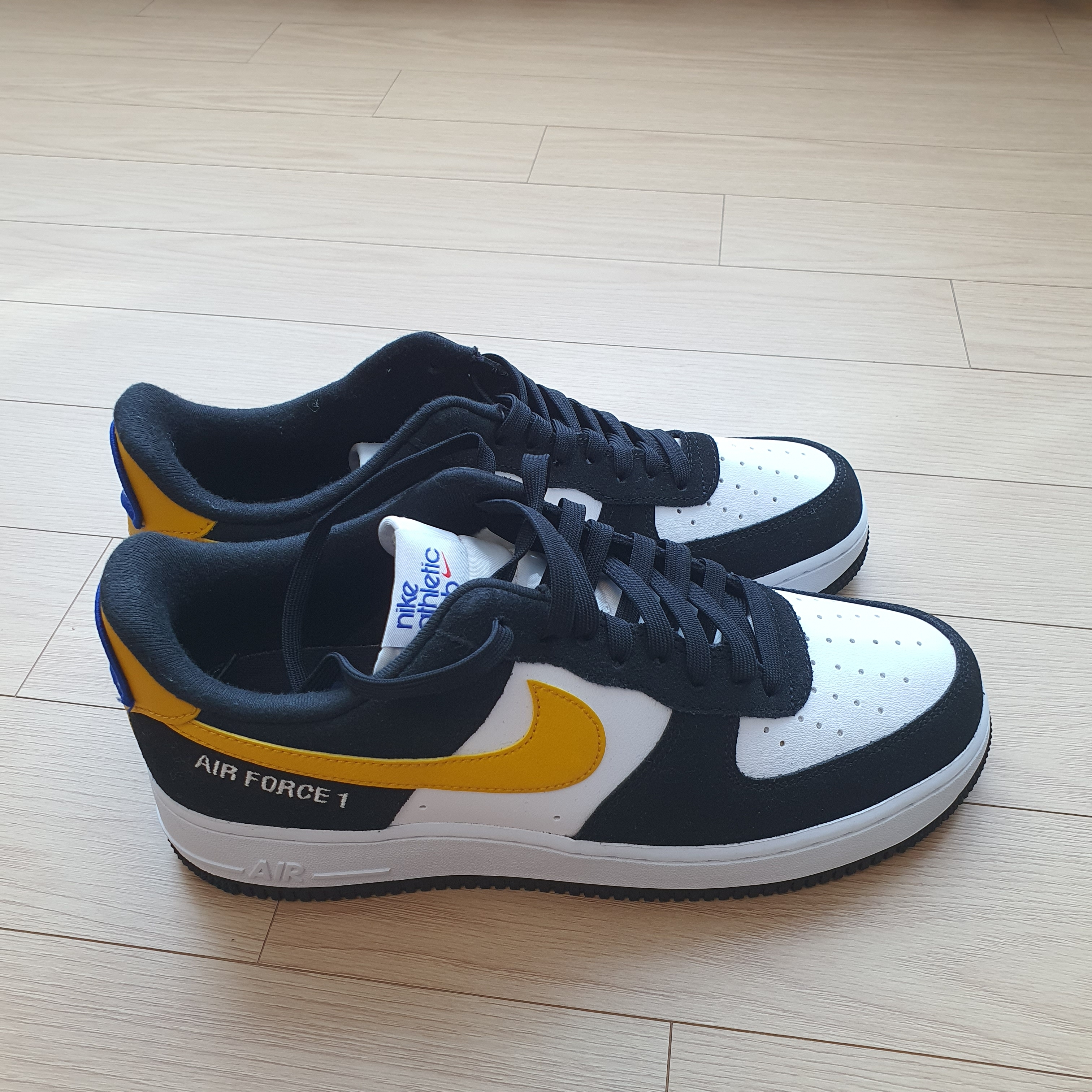Nike Air Force 1 '07 LV8 Athletic Club Black Dark Sulfur 착용 스타일 - 2