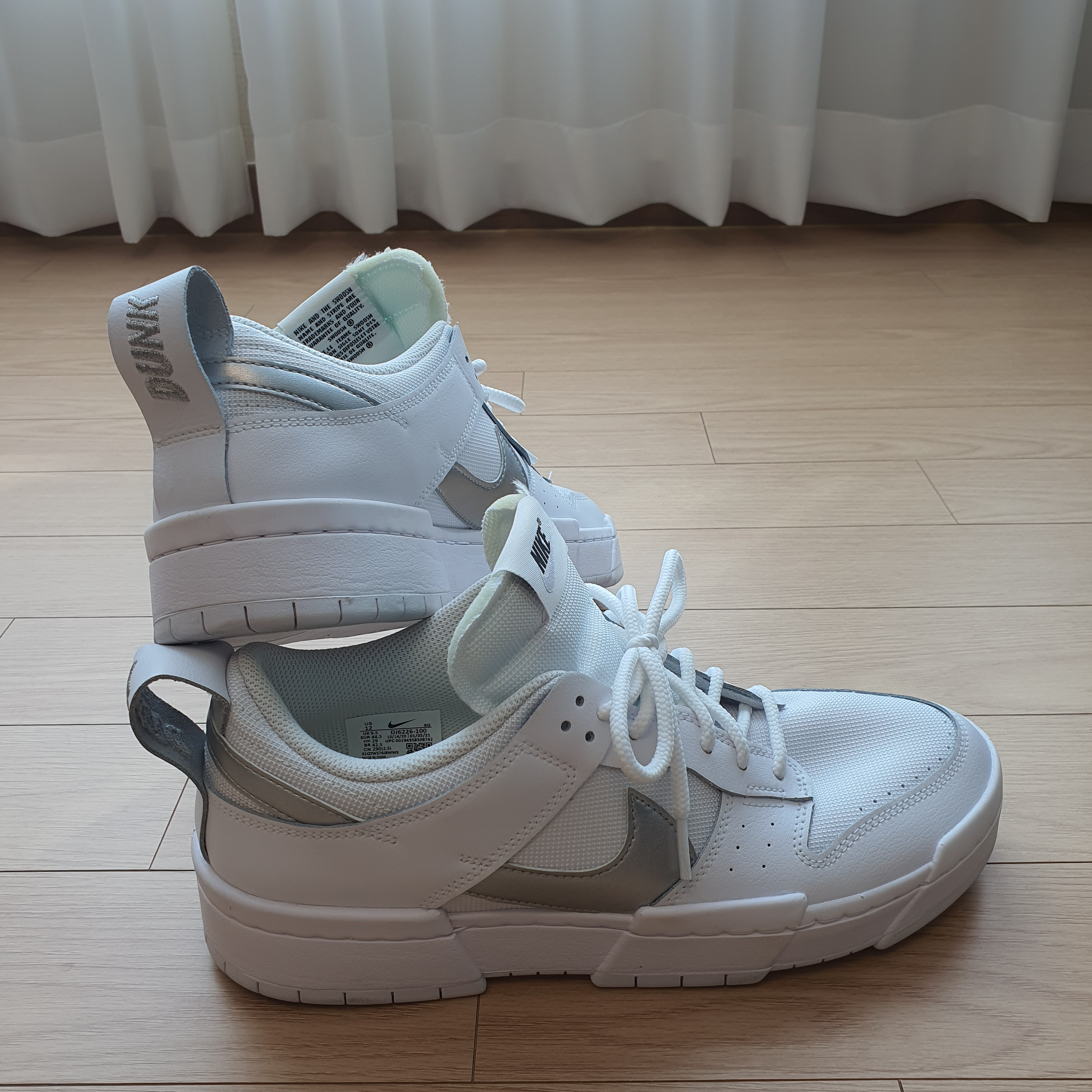 (W) Nike Dunk Low Disrupt White Metallic Silver 착용 스타일 - 1