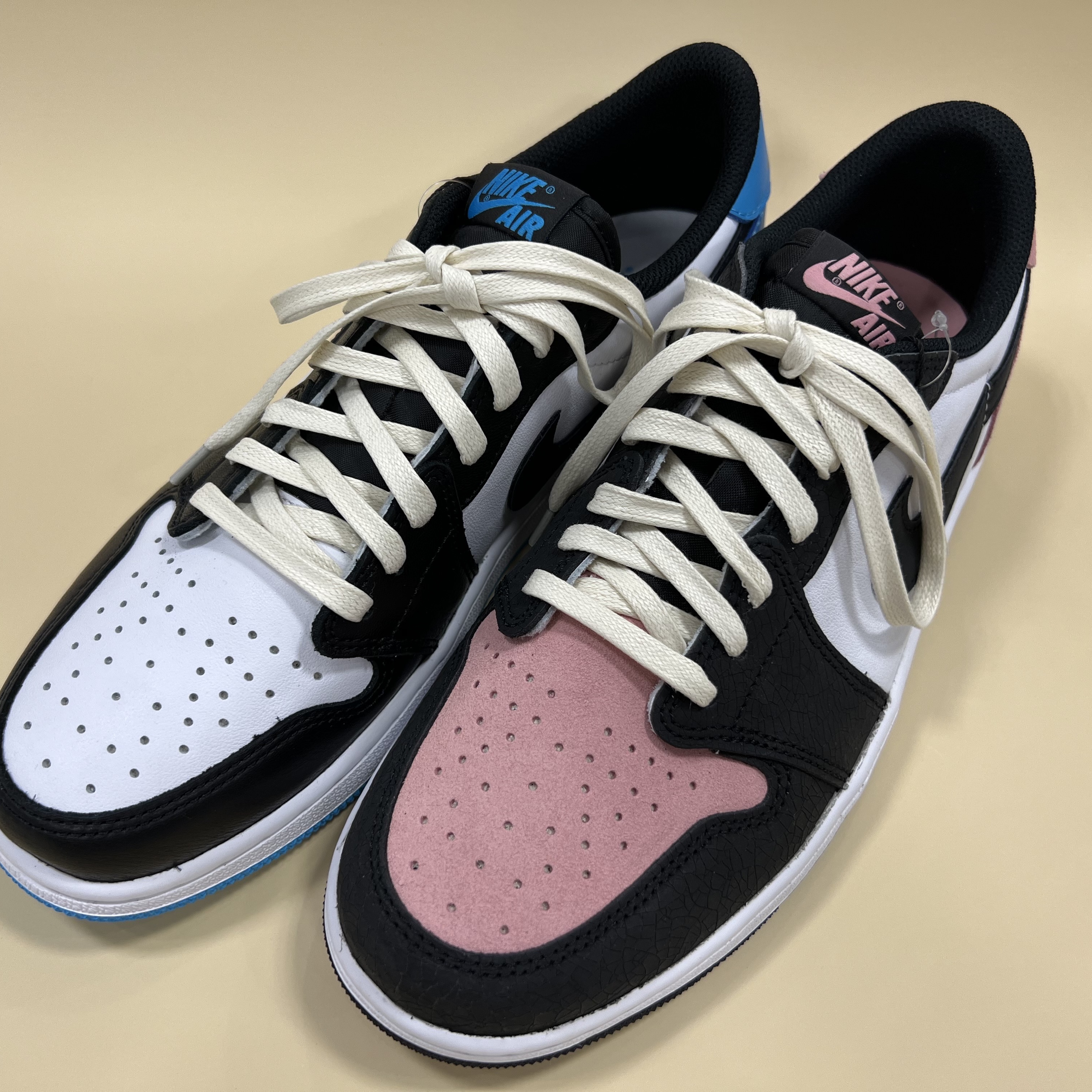 Jordan 1 Retro Low OG Bleached Coral, Jordan 1 Retro Low OG Black and Dark Powder Blue 착용 스타일 - 3