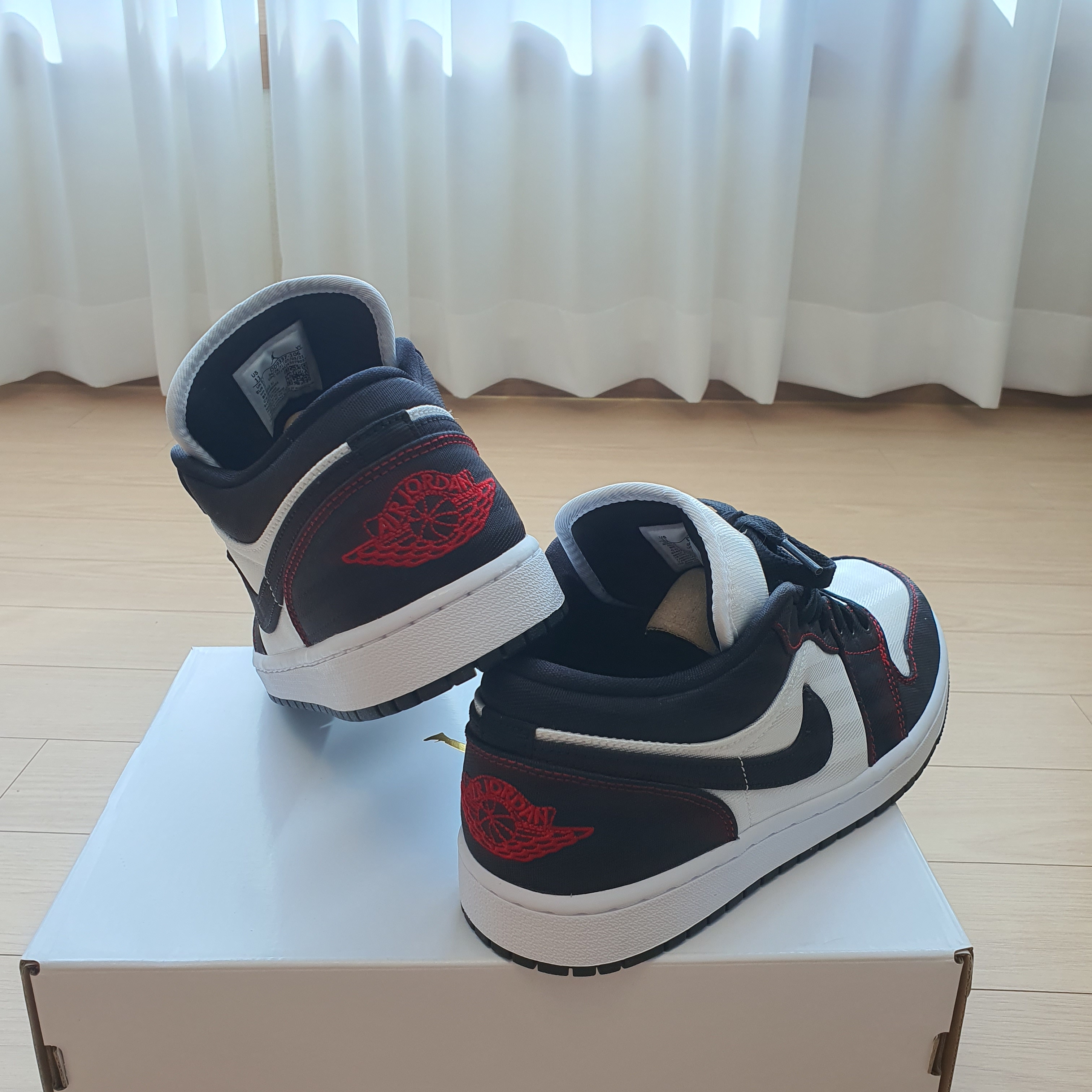 (W) Jordan 1 Low SE Utility White Gym Red Black 착용 스타일 - 3