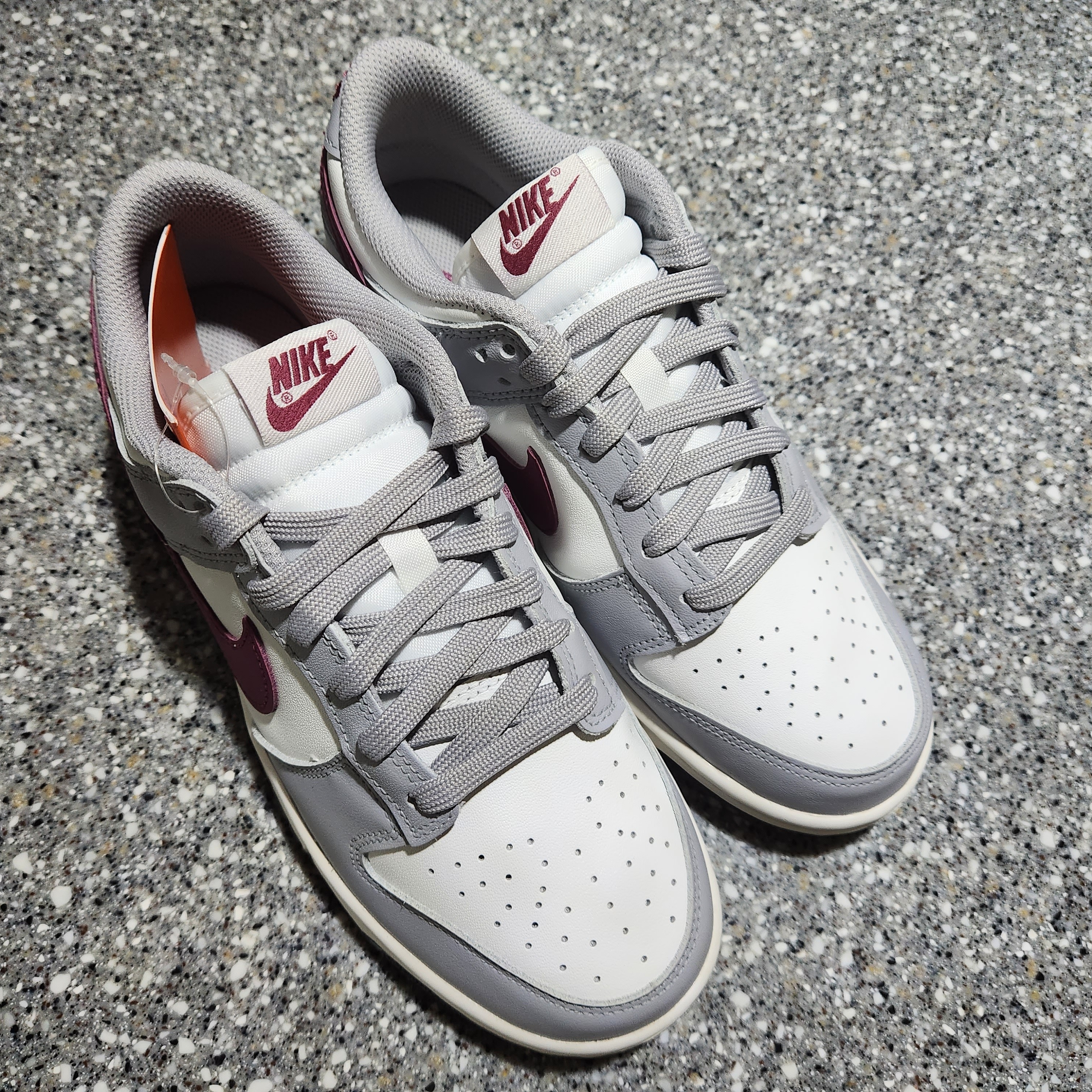 (W) Nike Dunk Low Wolf Grey Rosewood 착용 스타일 - 1