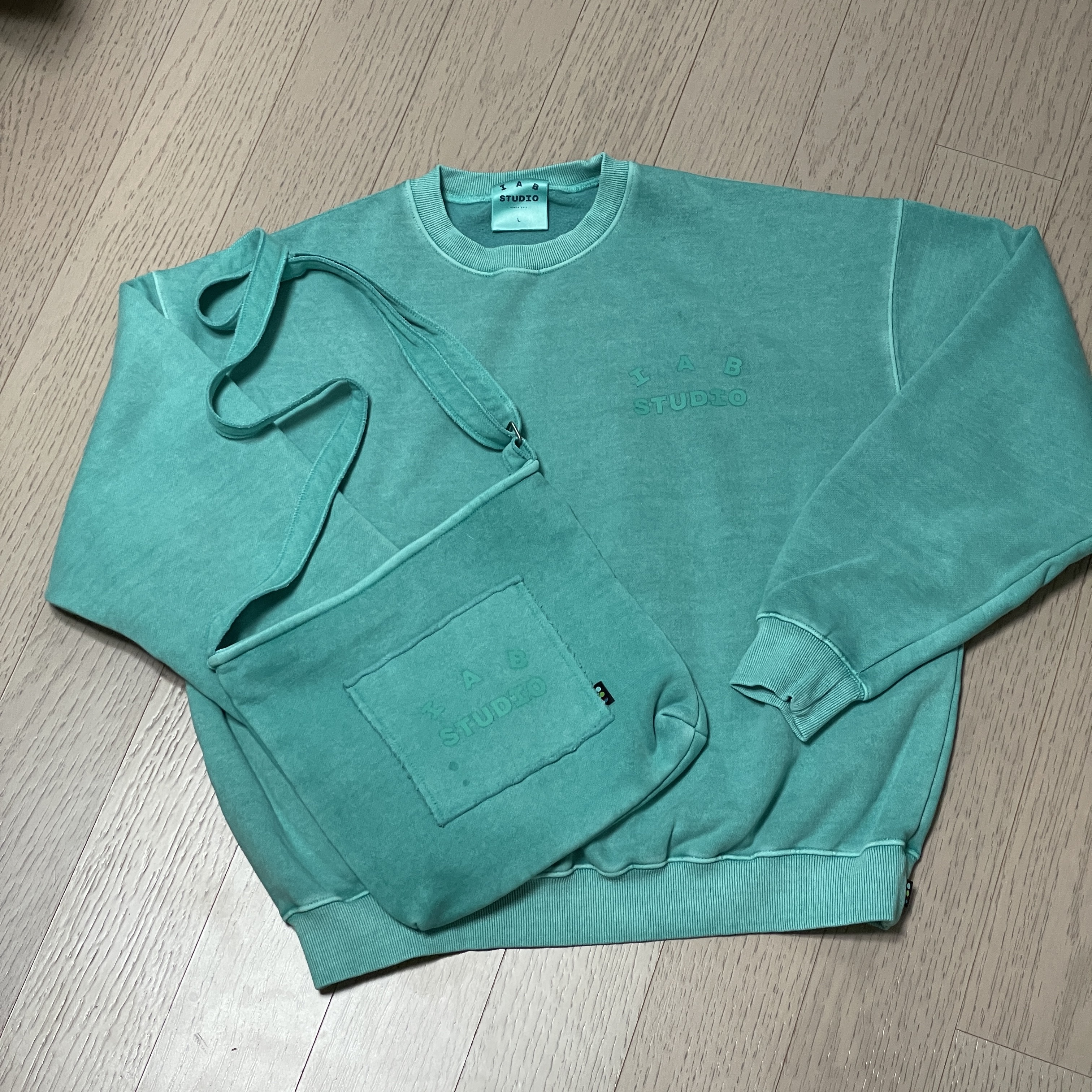 IAB Studio Pigment Sweatshirt & Mini Bag Jade 착용 스타일 - 1