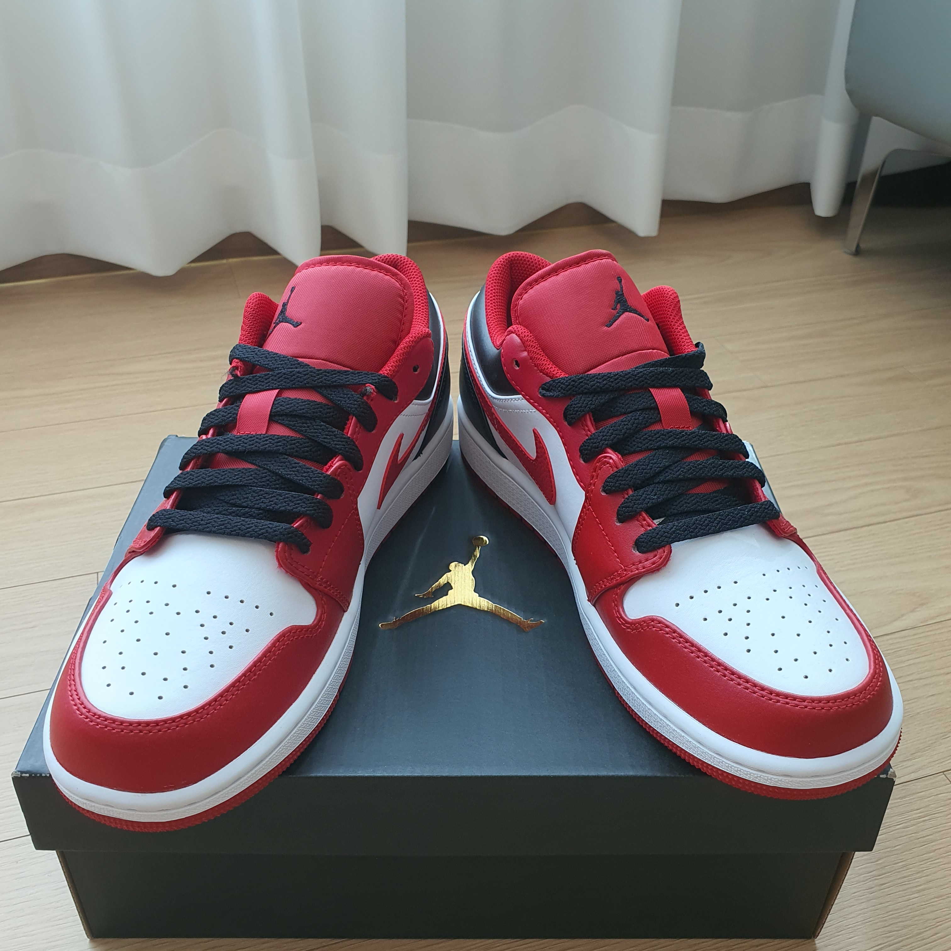 Jordan 1 Low White Gym Red Black 착용 스타일 - 2