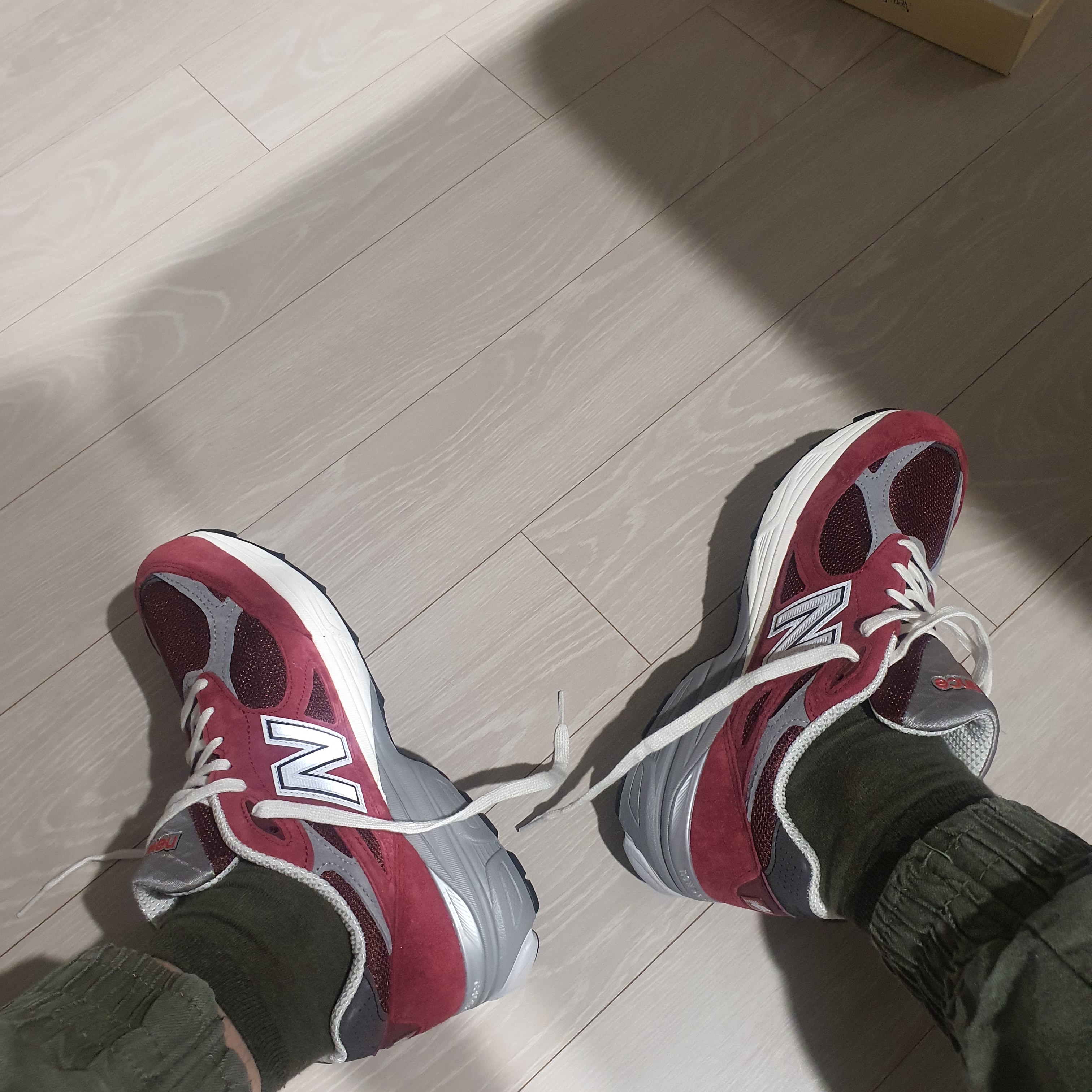 New Balance 990v3 Made in USA Scarlet Marblehead 착용 스타일