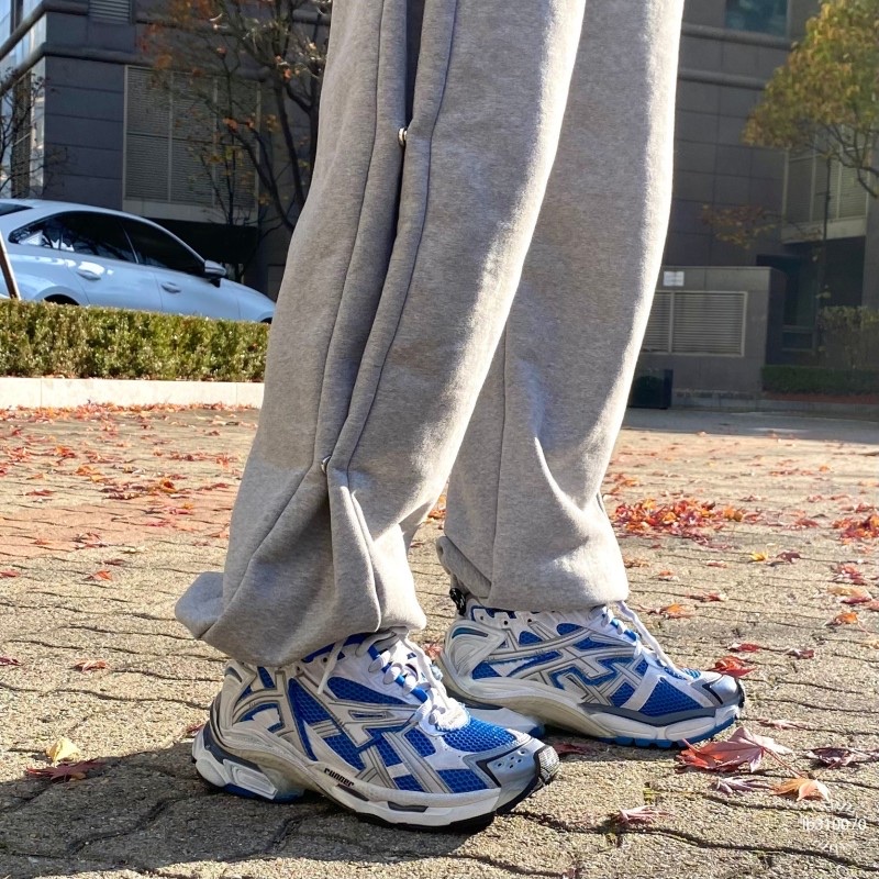 Balenciaga Runner Sneakers Blue White 착용 스타일 - 3