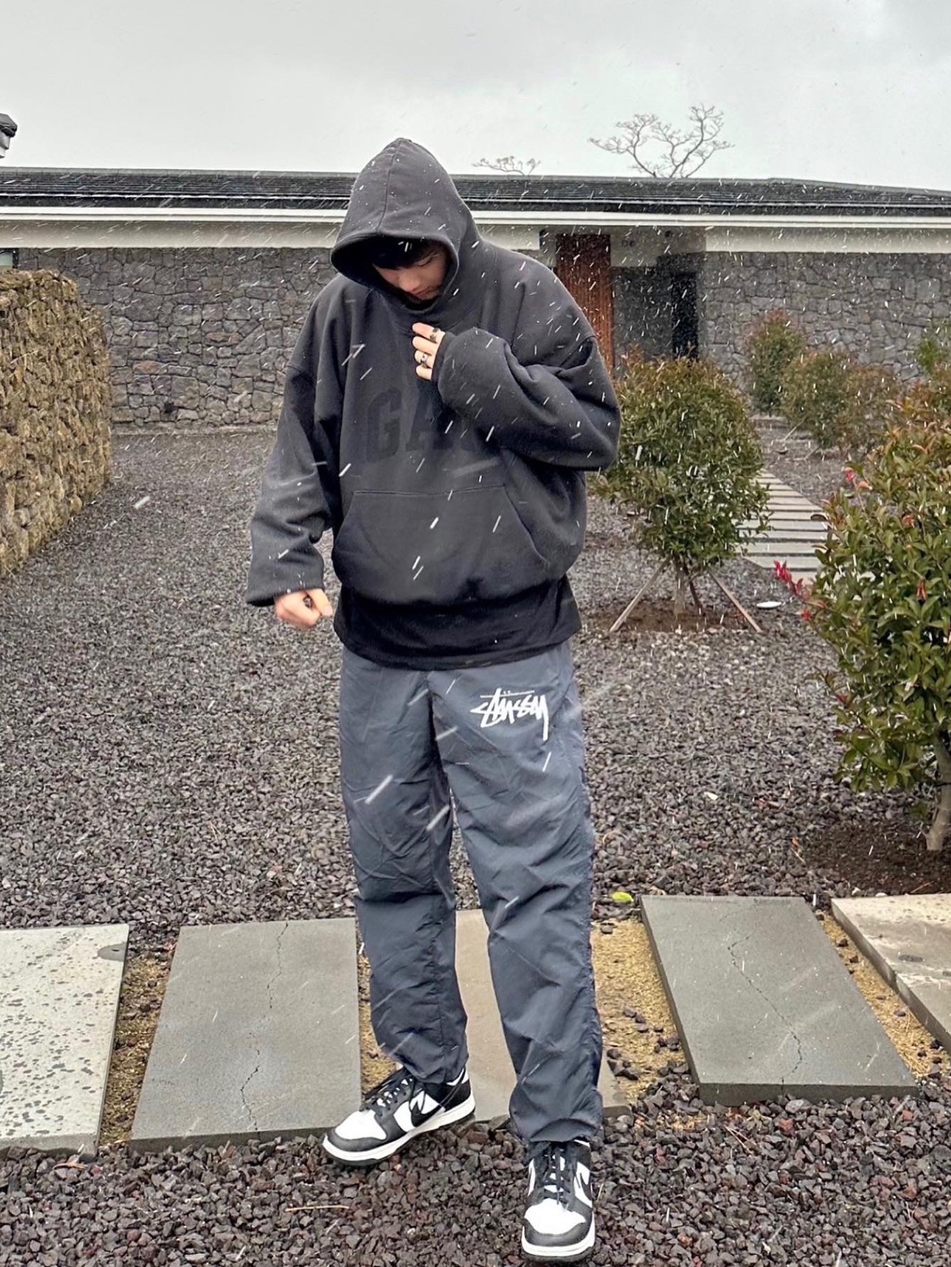 Yeezy Gap Engineered By Balenciaga Dove Hoodie Black, Nike x Stussy Beach Pants Off Noir 착용 스타일