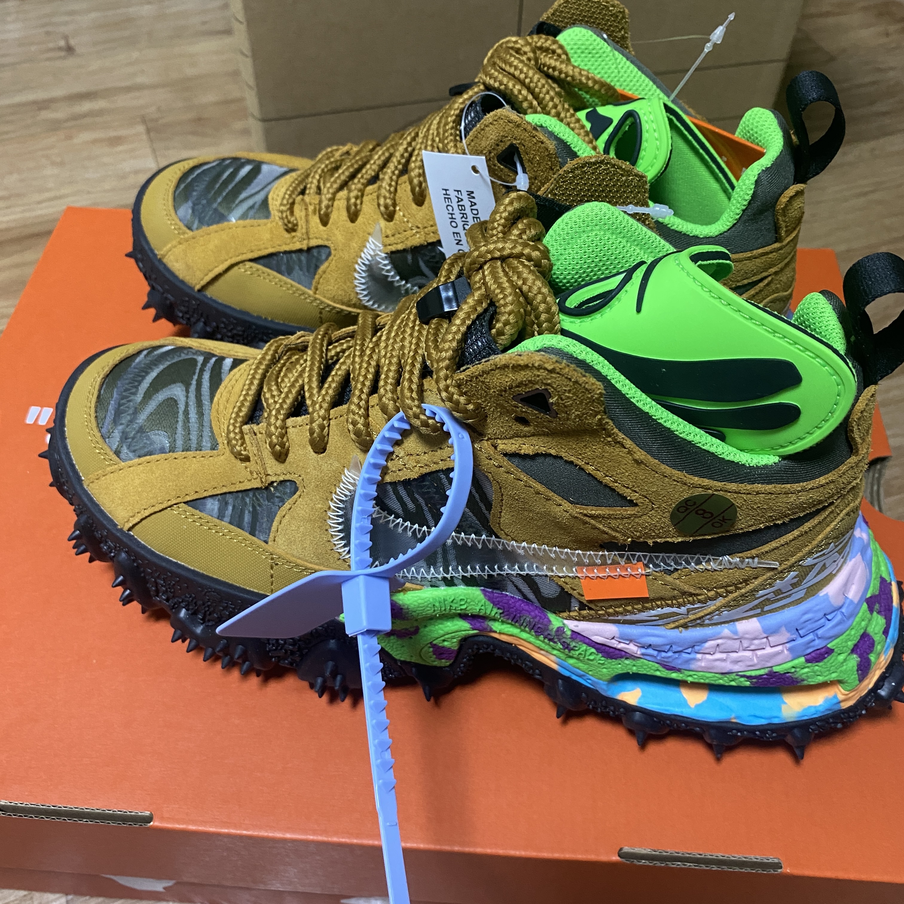 Nike x Off-White Terra Forma Wheat and Green Strike 착용 스타일 - 2