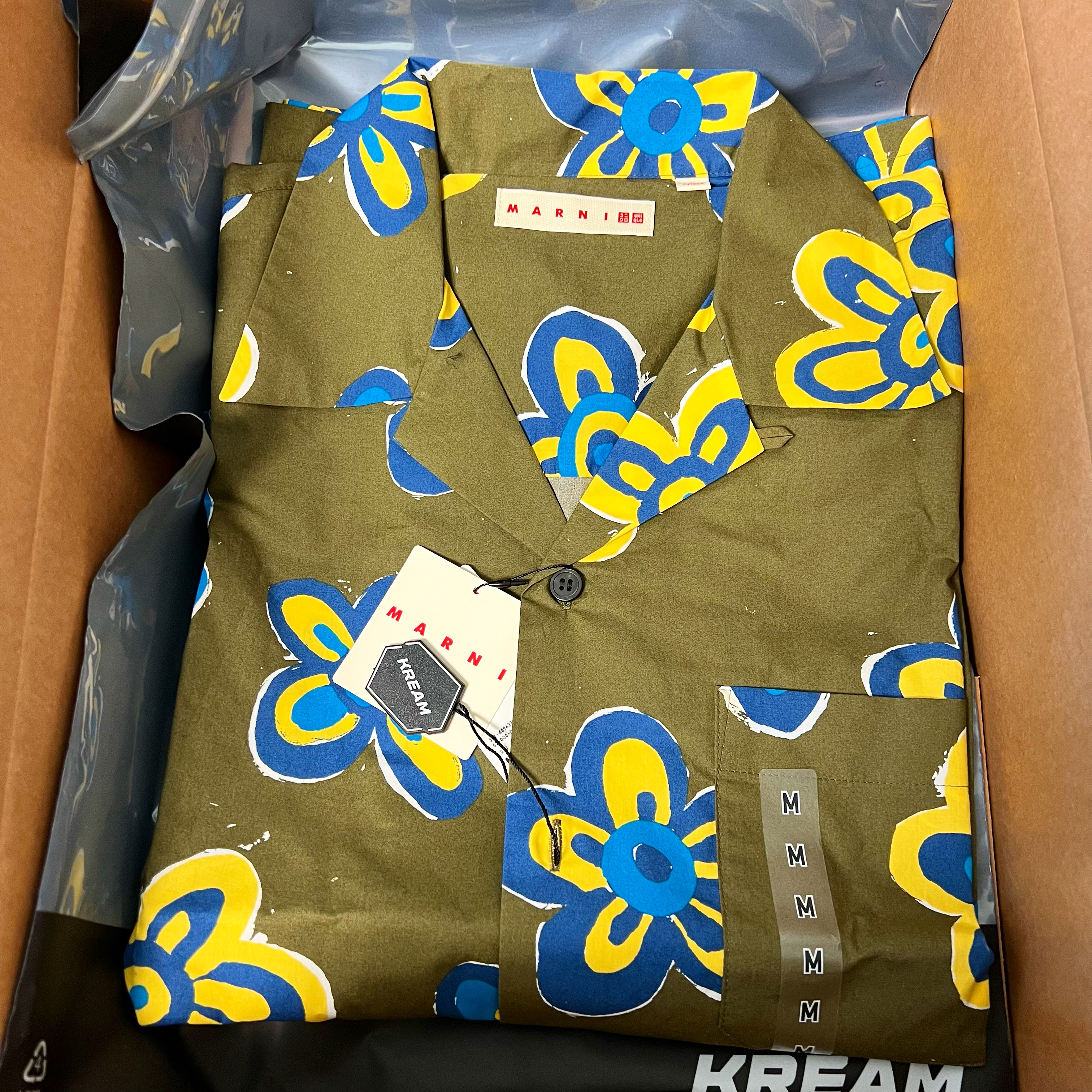 Uniqlo x Marni Oversized Open Collar Shirt Olive 착용 스타일