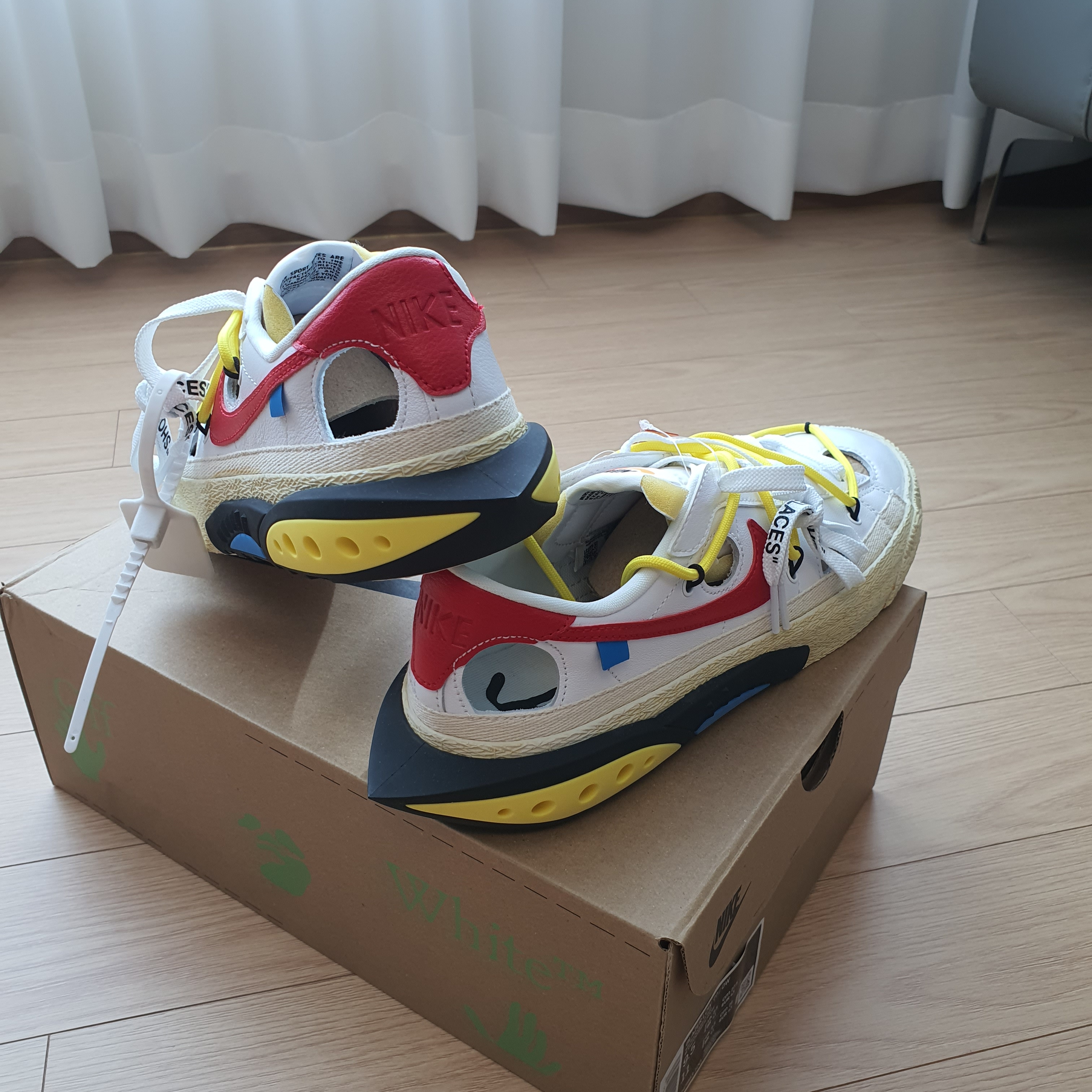 Nike x Off-White Blazer Low '77 White and University Red 착용 스타일 - 3