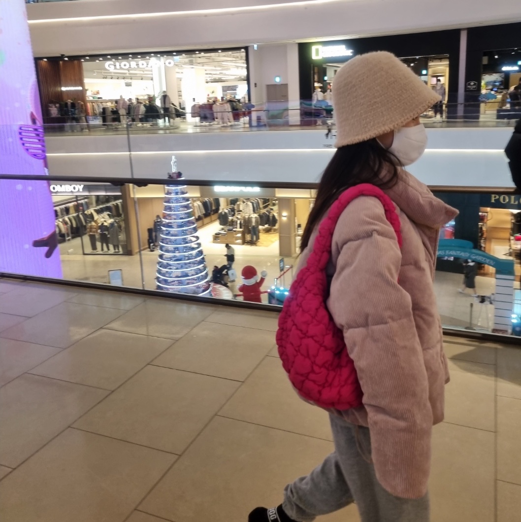 COS Quilted Mini Bag Pink 착용 스타일 - 1
