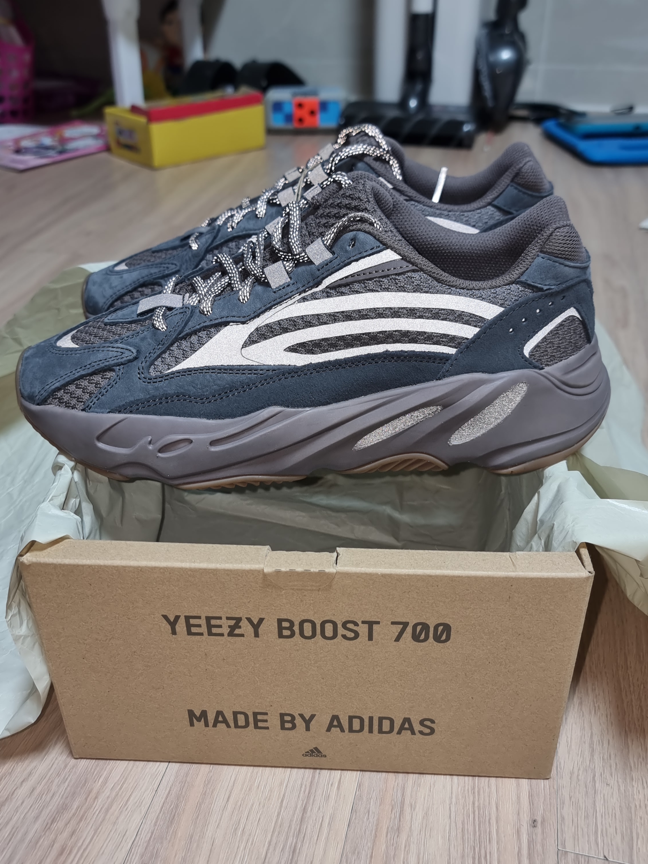 Adidas Yeezy Boost 700 V2 Mauve 착용 스타일 - 2