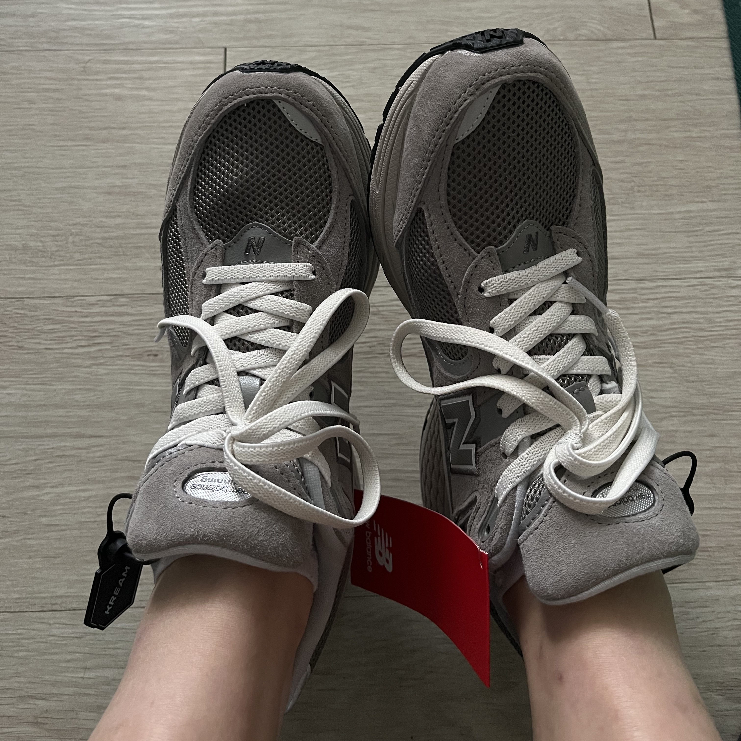 New Balance 2002R Grey 착용 스타일