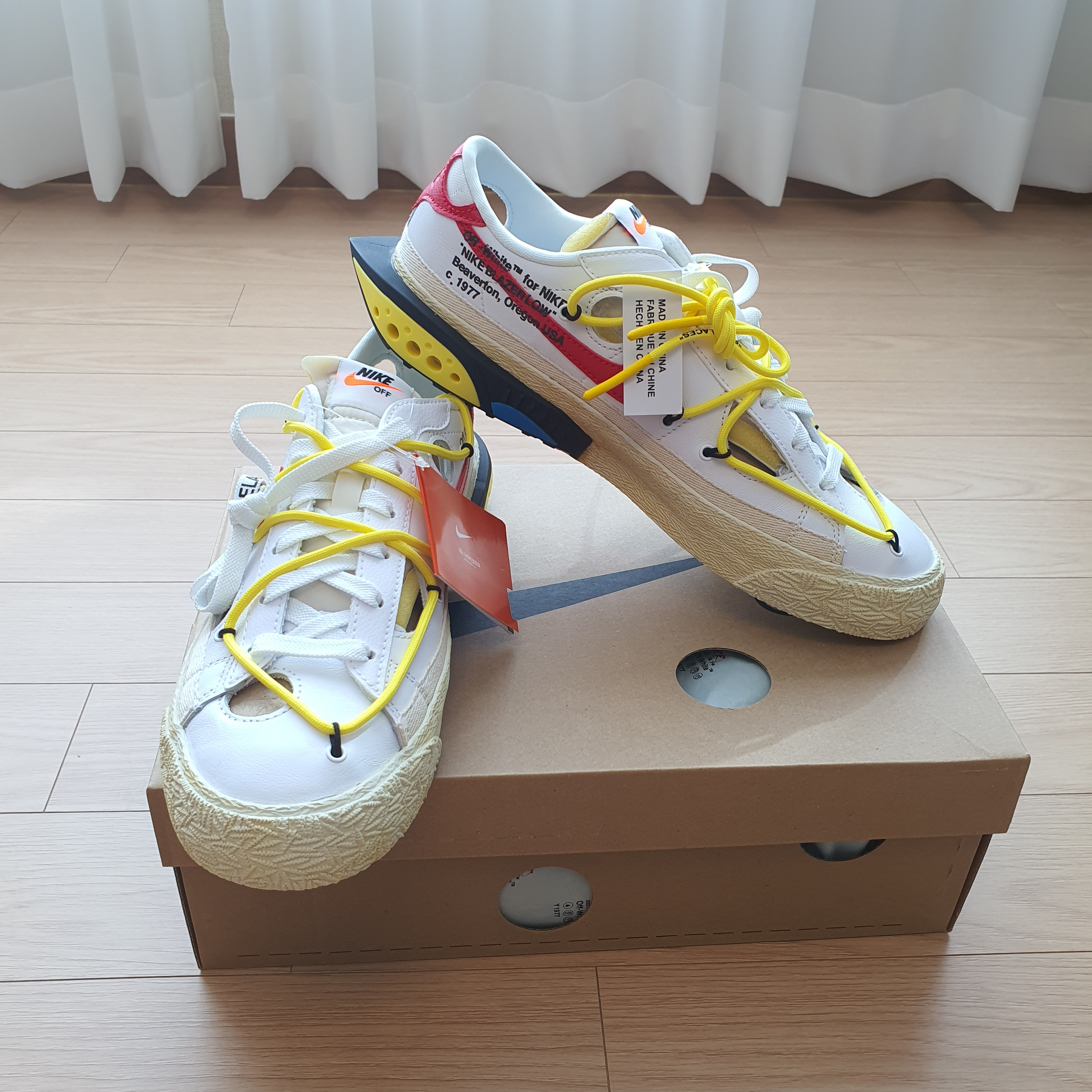Nike x Off-White Blazer Low '77 White and University Red 착용 스타일 - 2