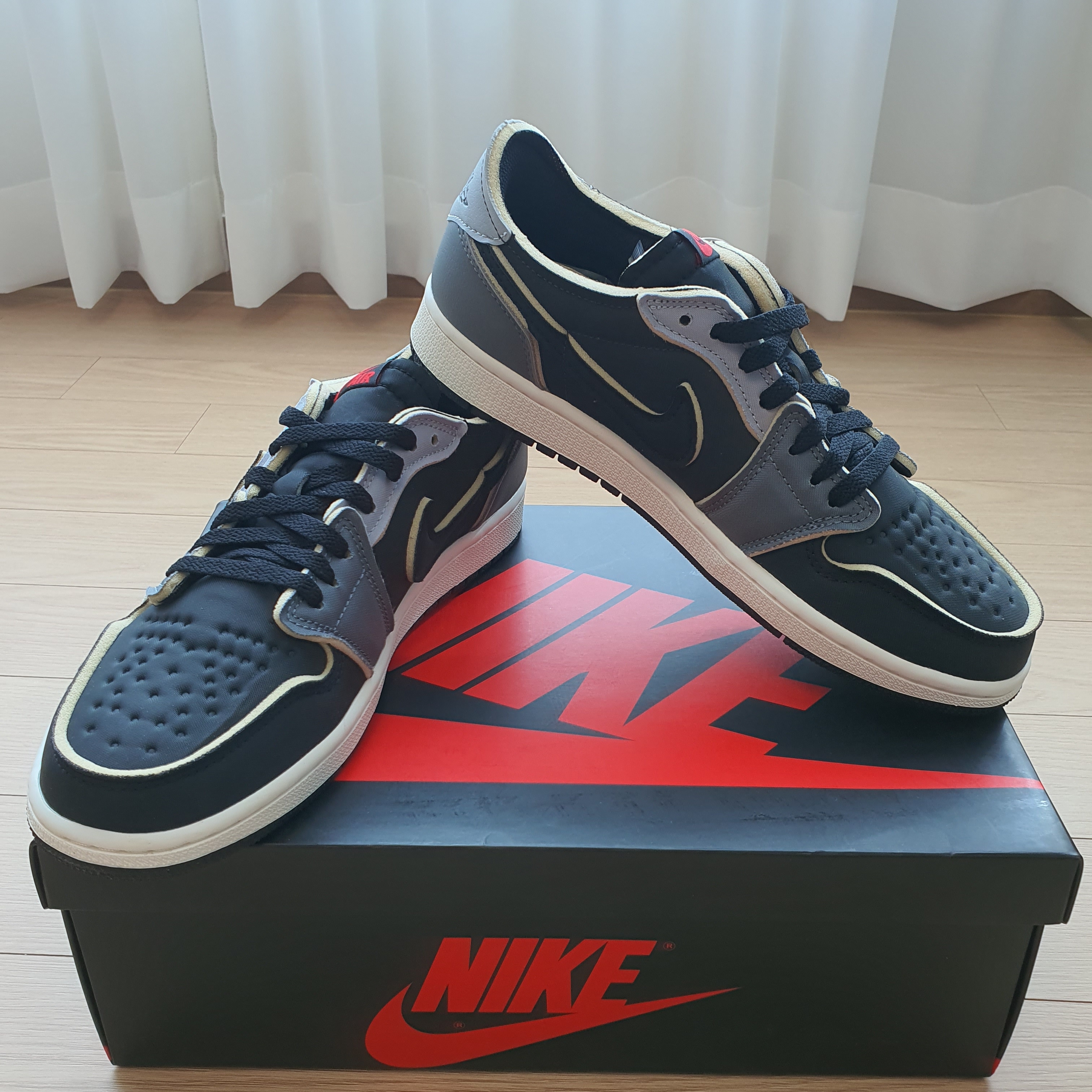 Jordan 1 Retro Low OG EX Black and Smoke Grey 착용 스타일 - 2