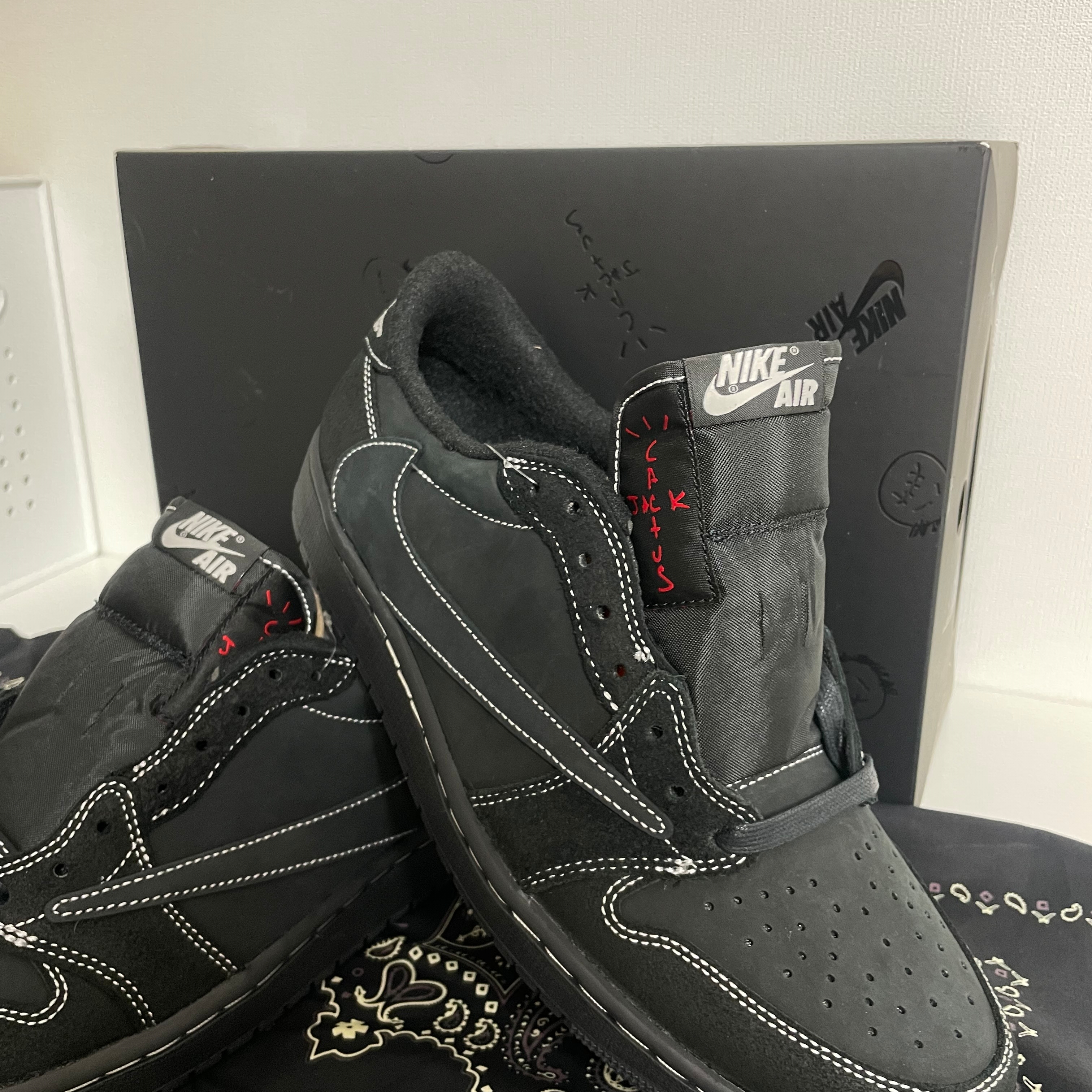 Jordan 1 x Travis Scott Retro Low OG SP Black Phantom 착용 스타일 - 3