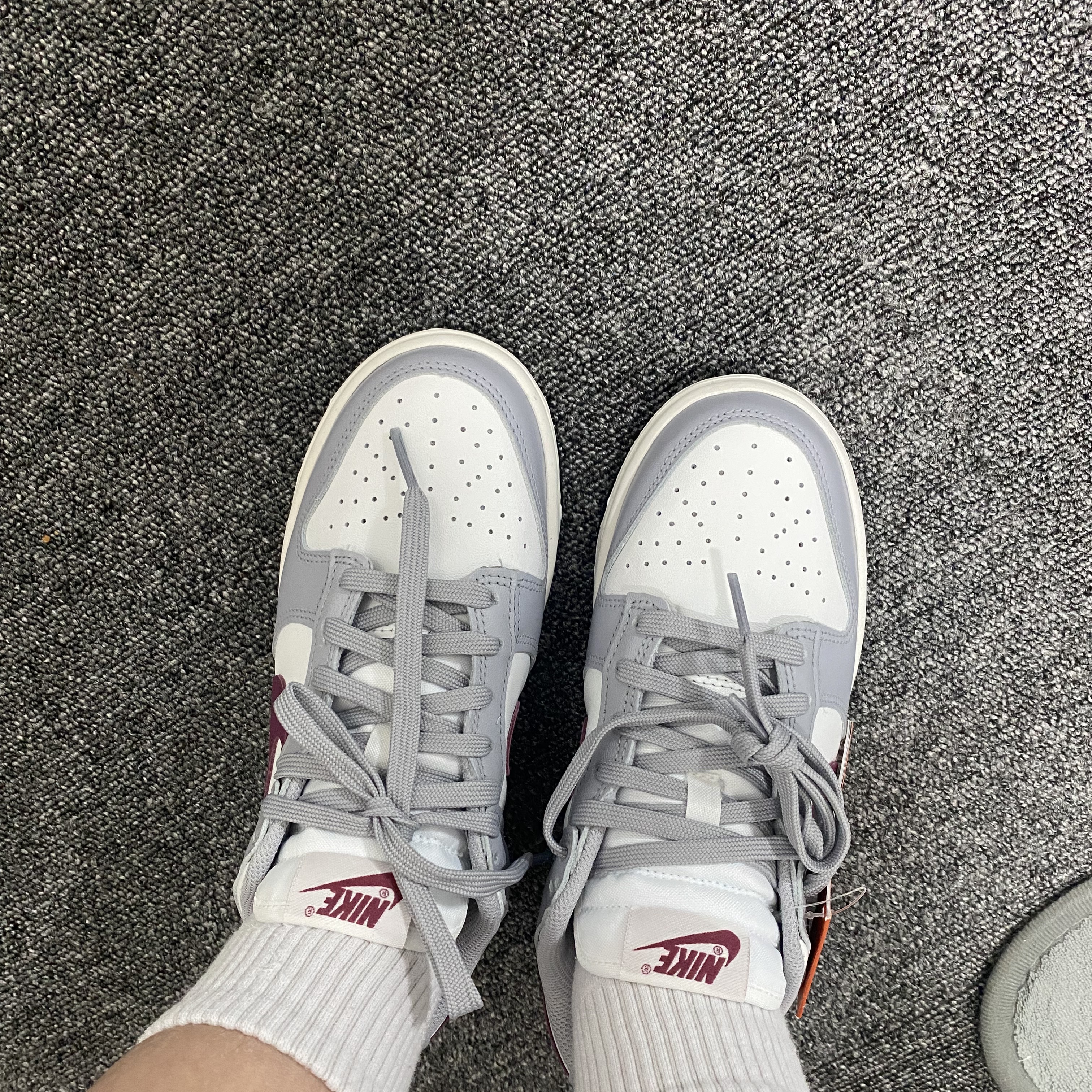 (W) Nike Dunk Low Wolf Grey Rosewood 착용 스타일 - 1