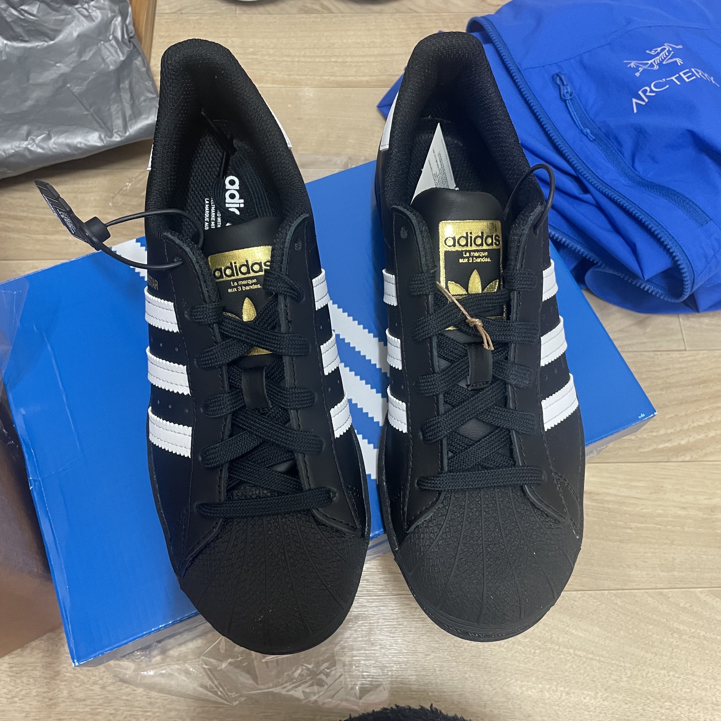 Adidas Superstar Core Black White 착용 스타일