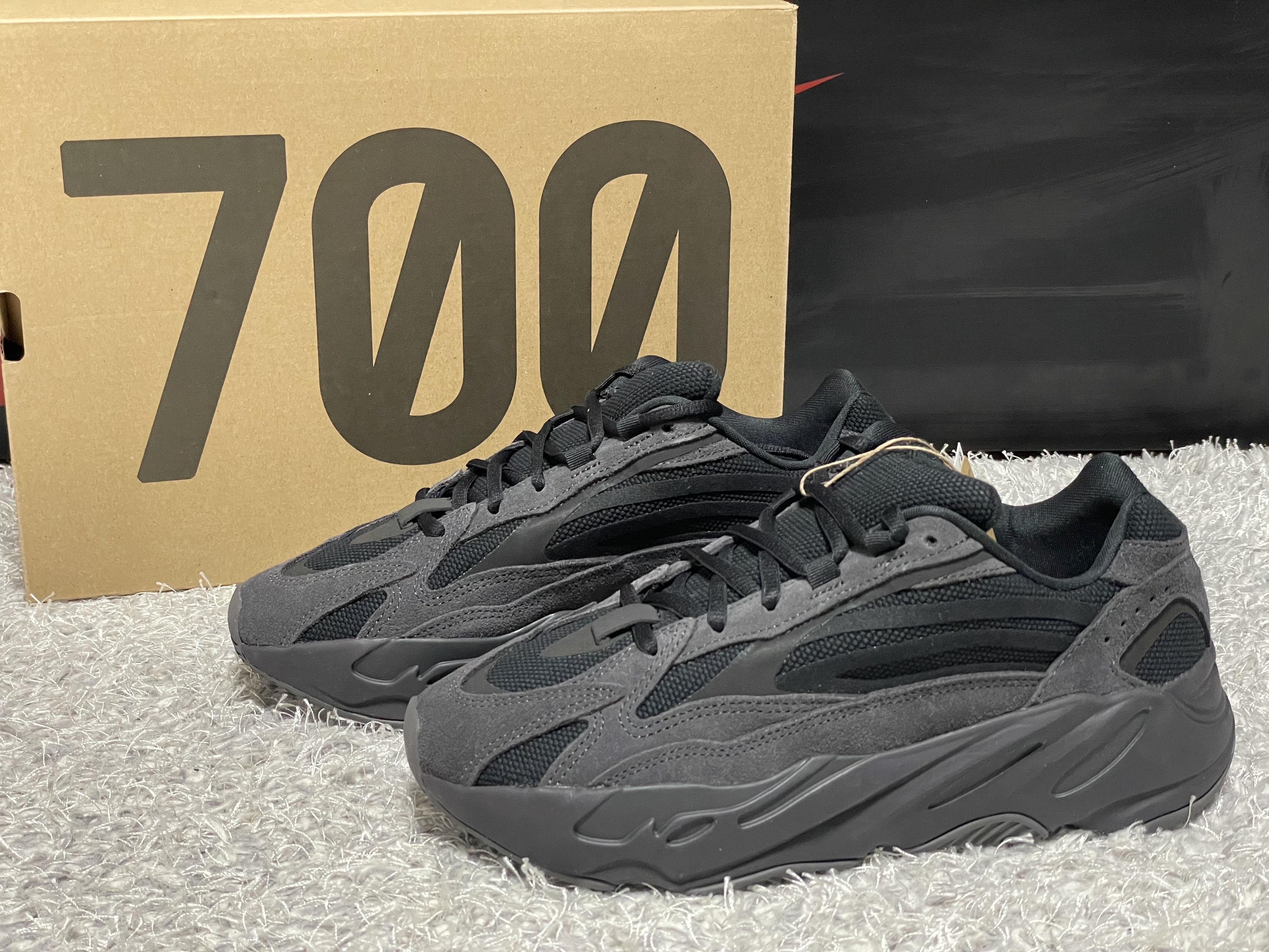 Adidas Yeezy Boost 700 V2 Vanta 2022 착용 스타일