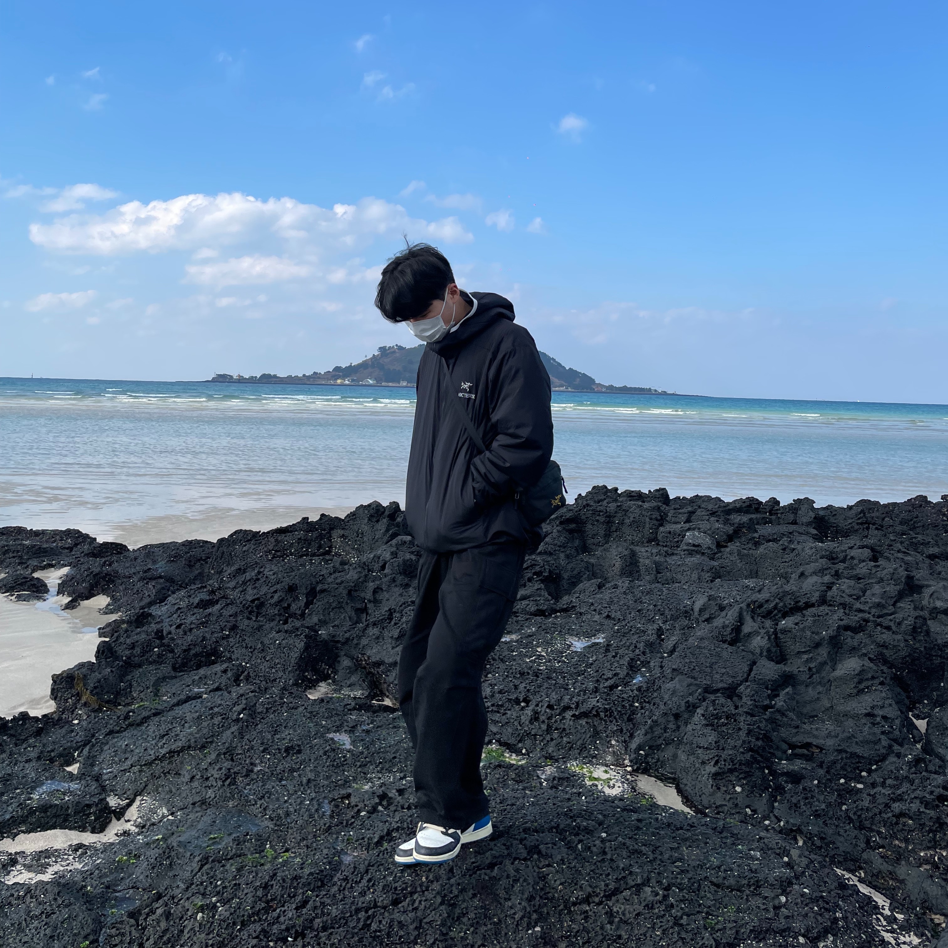 Arc'teryx Atom LT Hoody Black, Jordan 1 x Travis Scott x Fragment Retro Low OG SP Military Blue 착용 스타일 - 2