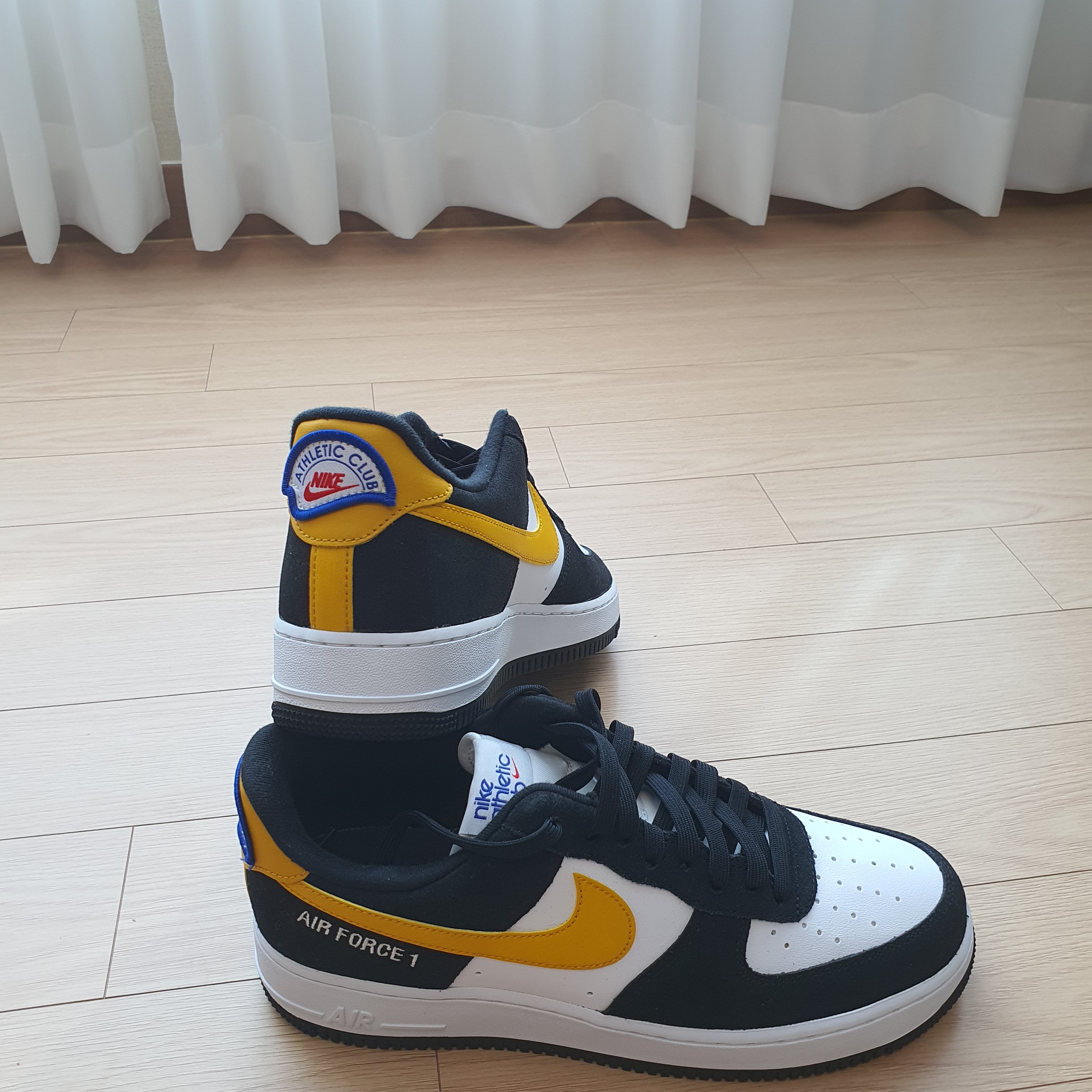 Nike Air Force 1 '07 LV8 Athletic Club Black Dark Sulfur 착용 스타일 - 1