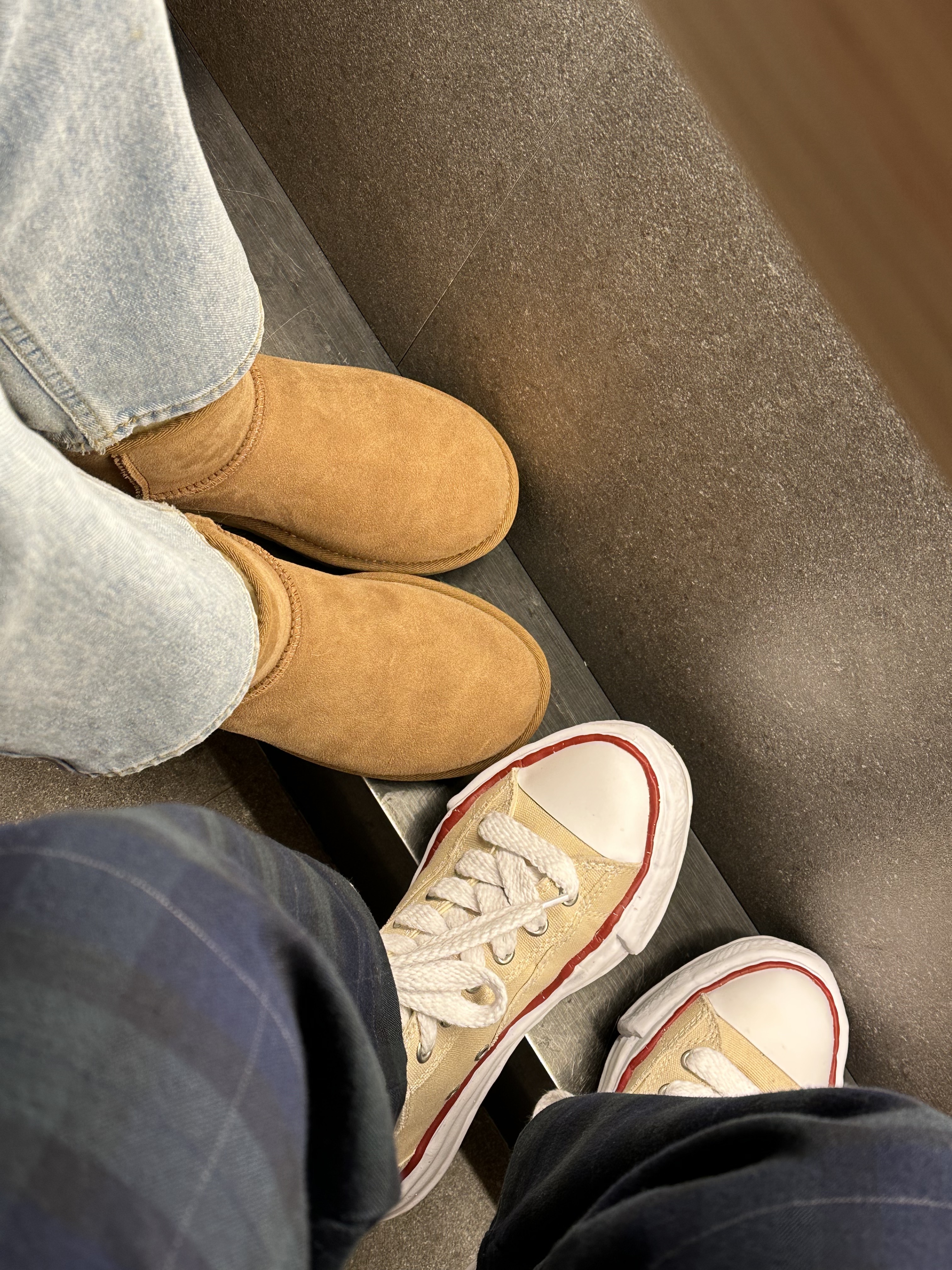 (W) UGG Classic Mini II Boots Chestnut, Maison Mihara Yasuhiro Peterson OG Sole Canvas Low-top Sneakers Natural 착용 스타일