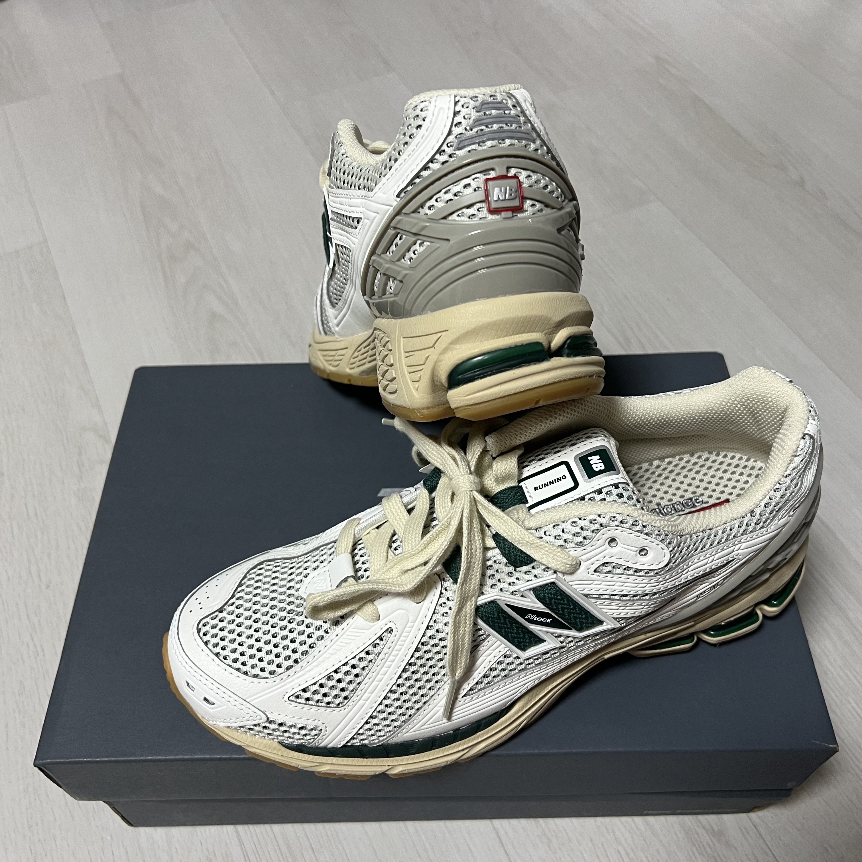 New Balance 1906R Silver Green 착용 스타일