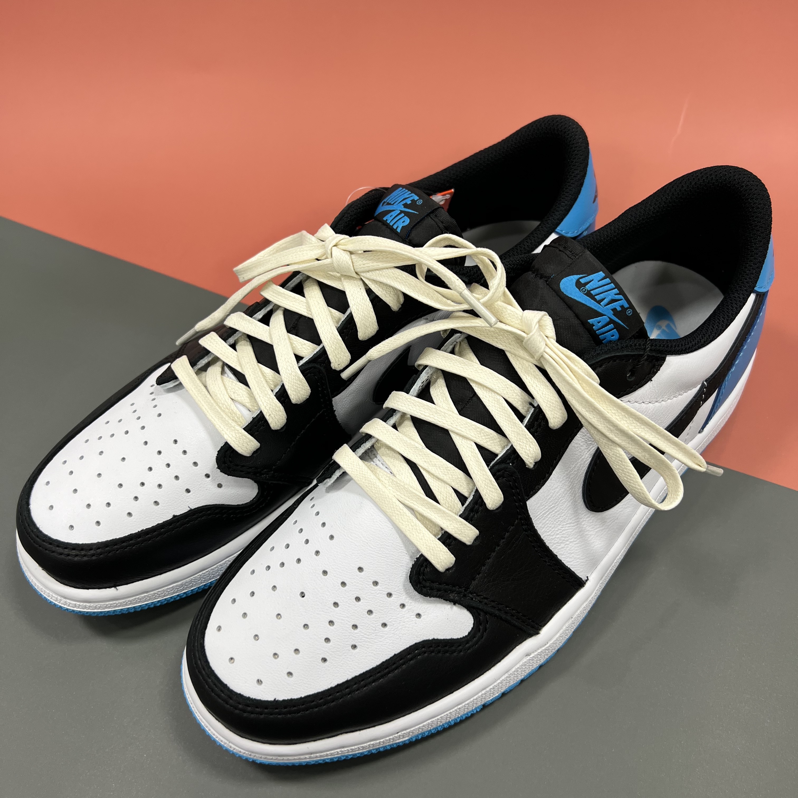 Jordan 1 Retro Low OG Black and Dark Powder Blue 착용 스타일 - 2